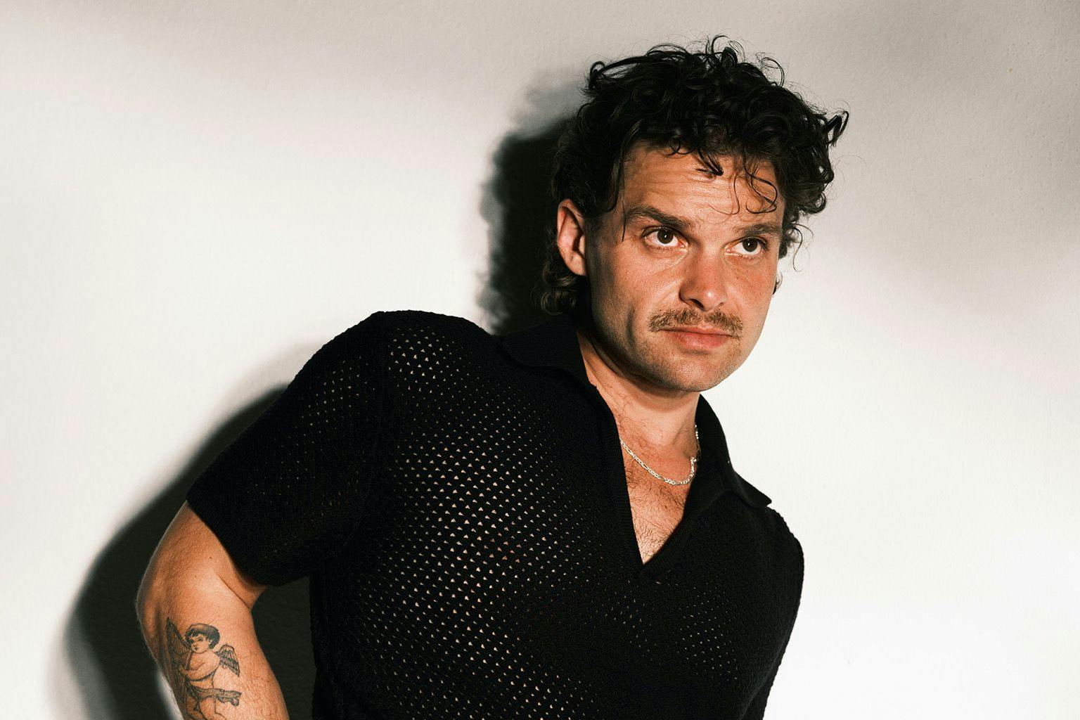 Wählt seine Worte mit Bedacht: der Berliner Liedermacher Tristan Brusch