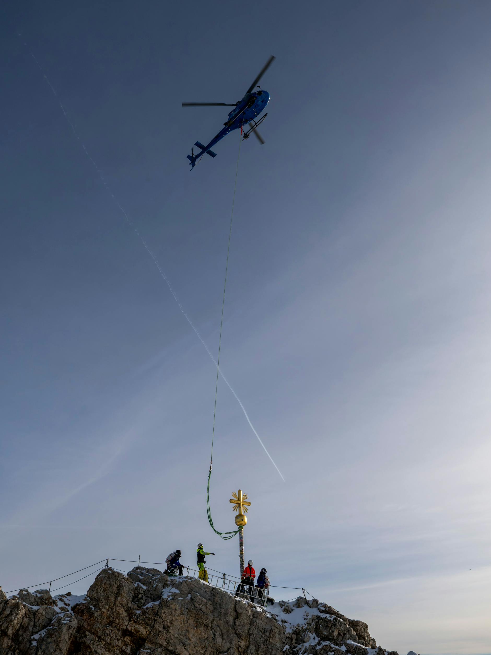 Der Transport des Gipfelkreuzes per Helikopter wird vorbereitet.