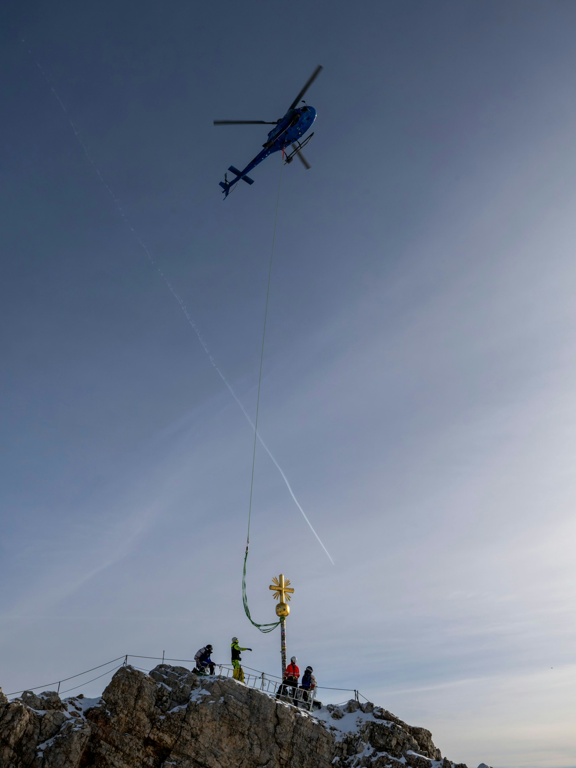 Der Transport des Gipfelkreuzes per Helikopter wird vorbereitet.