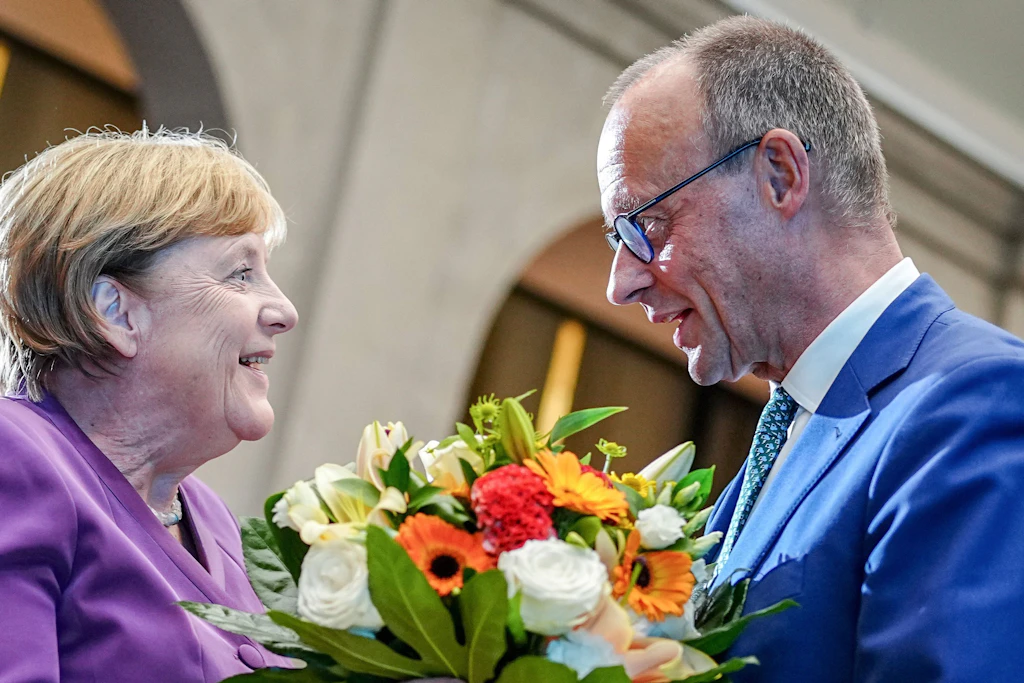 Friedrich Merz gratuliert 2024 Angela Merkel zu deren 70. Geburtstag. Sie wird bei seinem nicht dabei sein.