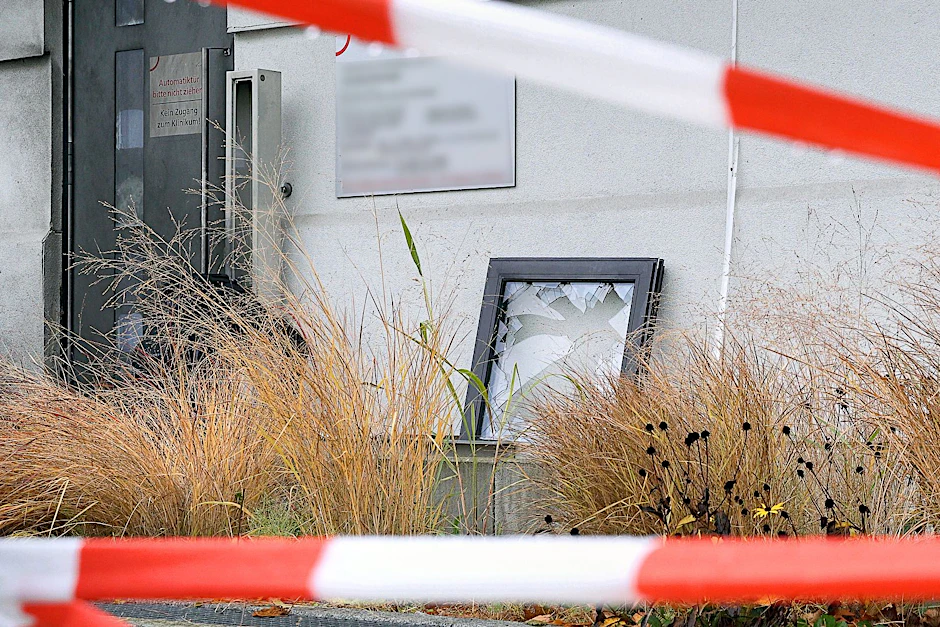Ein ausgebautes, zerstörtes Fenster ist nach einer Detonation am Vivantes Klinikum in Berlin-Neukölln zu sehen.