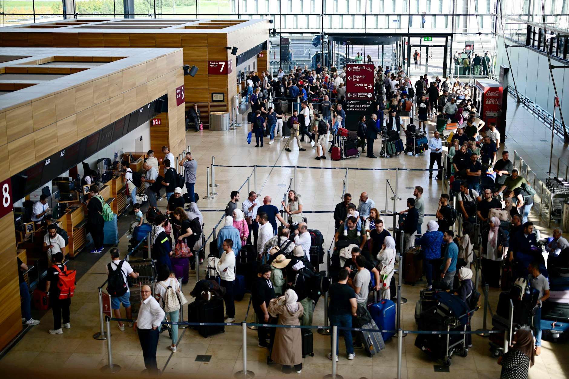 Der BER in Schönefeld: Zahlreiche Fluggäste verausgaben sich am Self-Check-in-Schalter im Terminal 1.