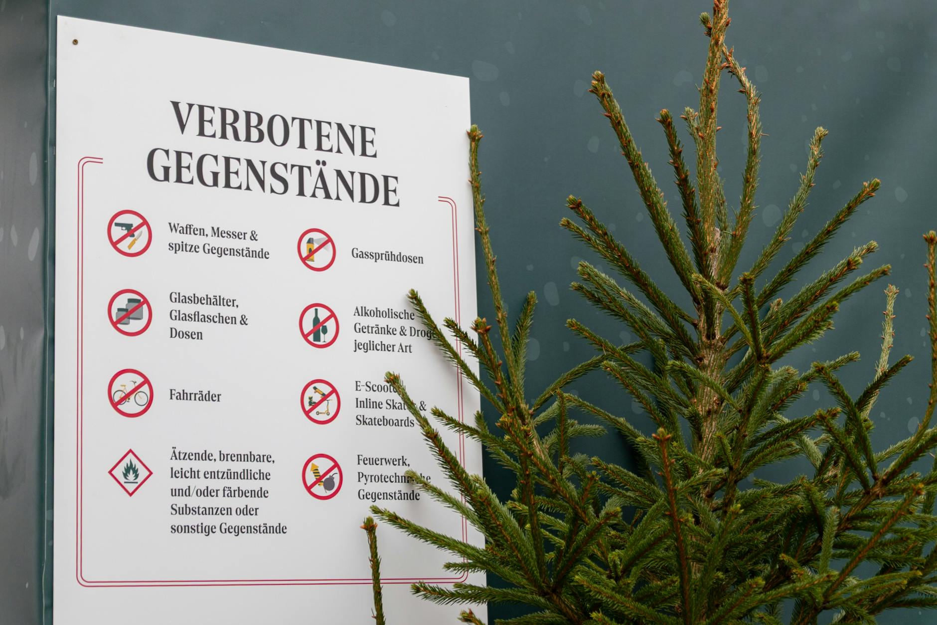 Sicherheitsmassnahmen am Markt Lichtenberger Winterzeit. Verbotene Gegegnstände werden bei der Taschenkontrolle herausgefischt.