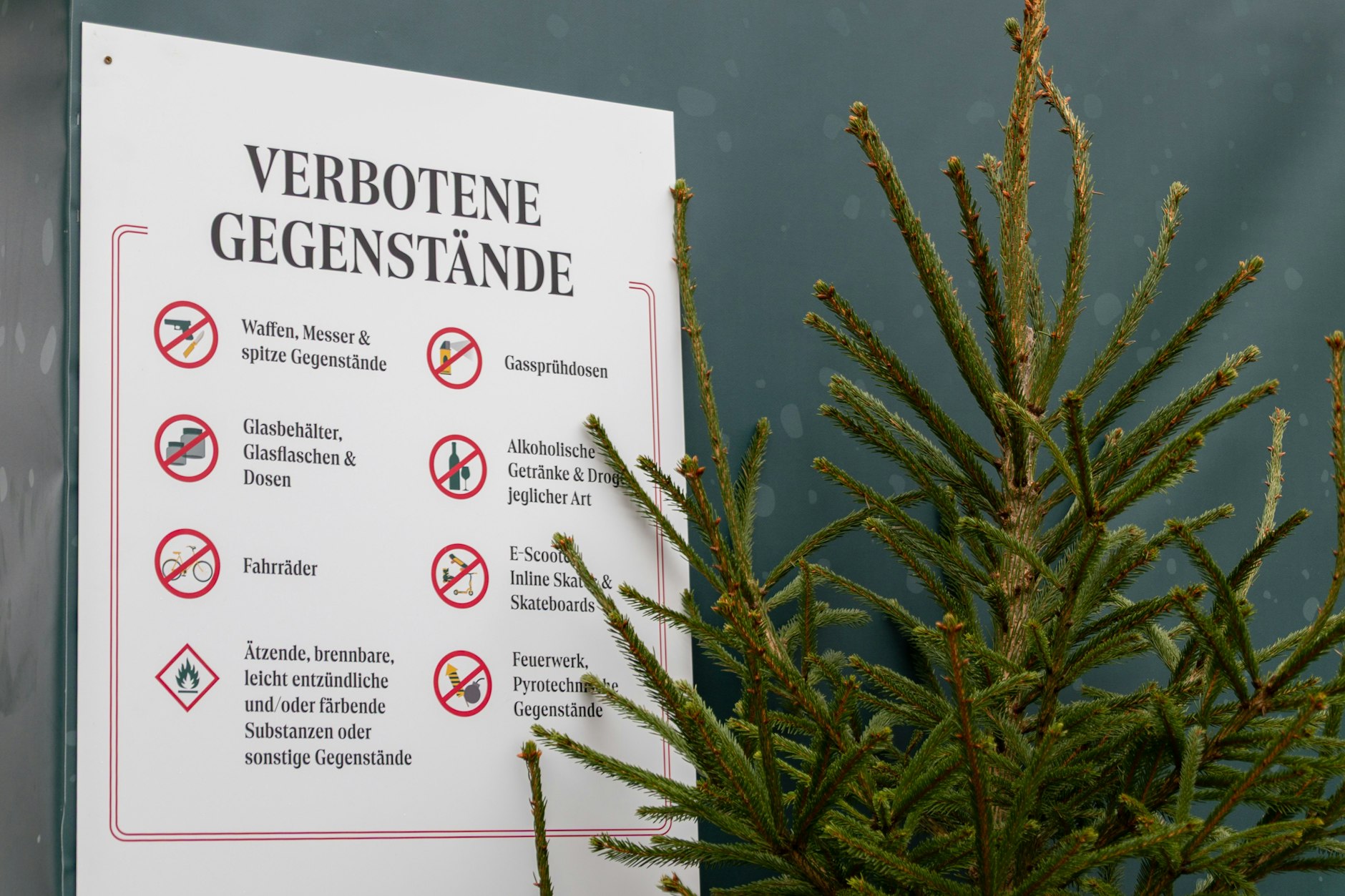 Sicherheitsmassnahmen am Markt Lichtenberger Winterzeit. Verbotene Gegegnstände werden bei der Taschenkontrolle herausgefischt.