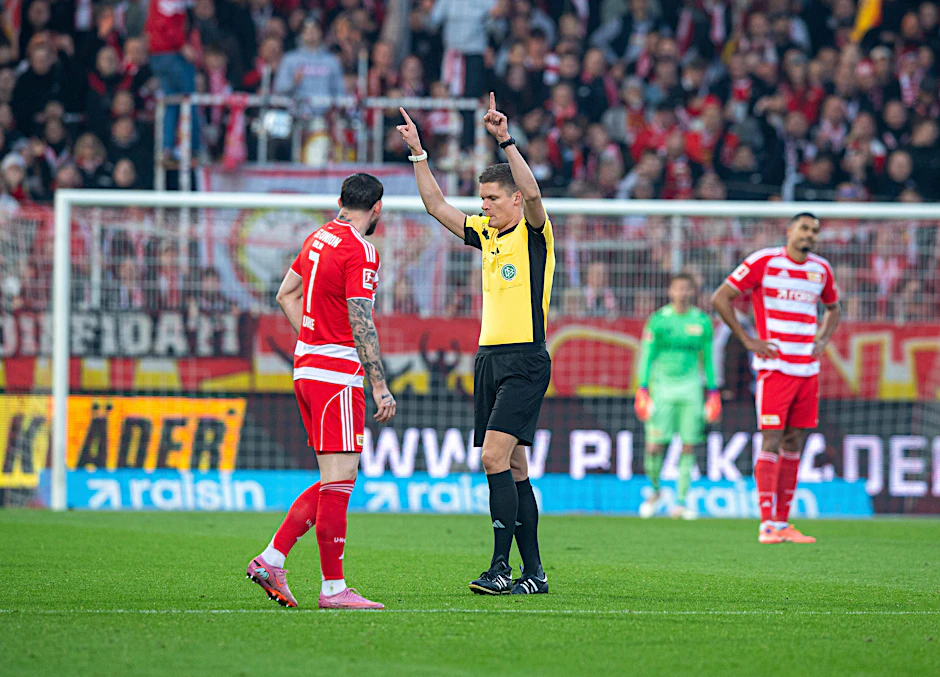 Unverständnis herrschte beim 1. FC Union Berlin, nachdem Schiedsrichter Florian Exner (M.) das vermeintliche Tor zum 1:0 durch Ilyas Ansah wegen Abseits zurückgenommen hatte.