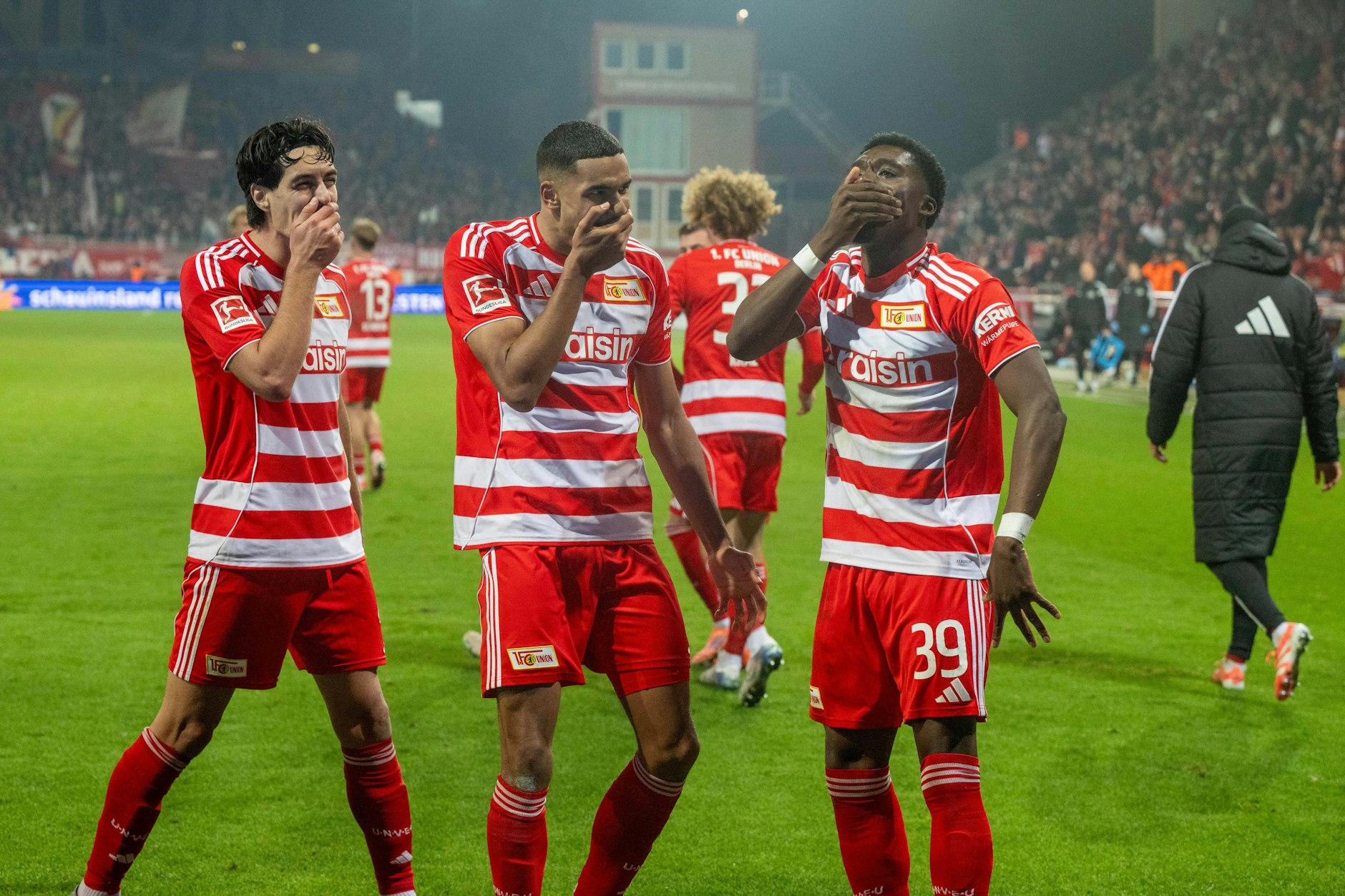 Gegen den FC Bayern München haben Diogo Leite und Danilho Doekhi (v.l.) noch gemeinsam im Trikot des 1. FC Union Berlin gejubelt. Das Ende der beiden Innenverteidiger in Köpenick aber rückt näher.