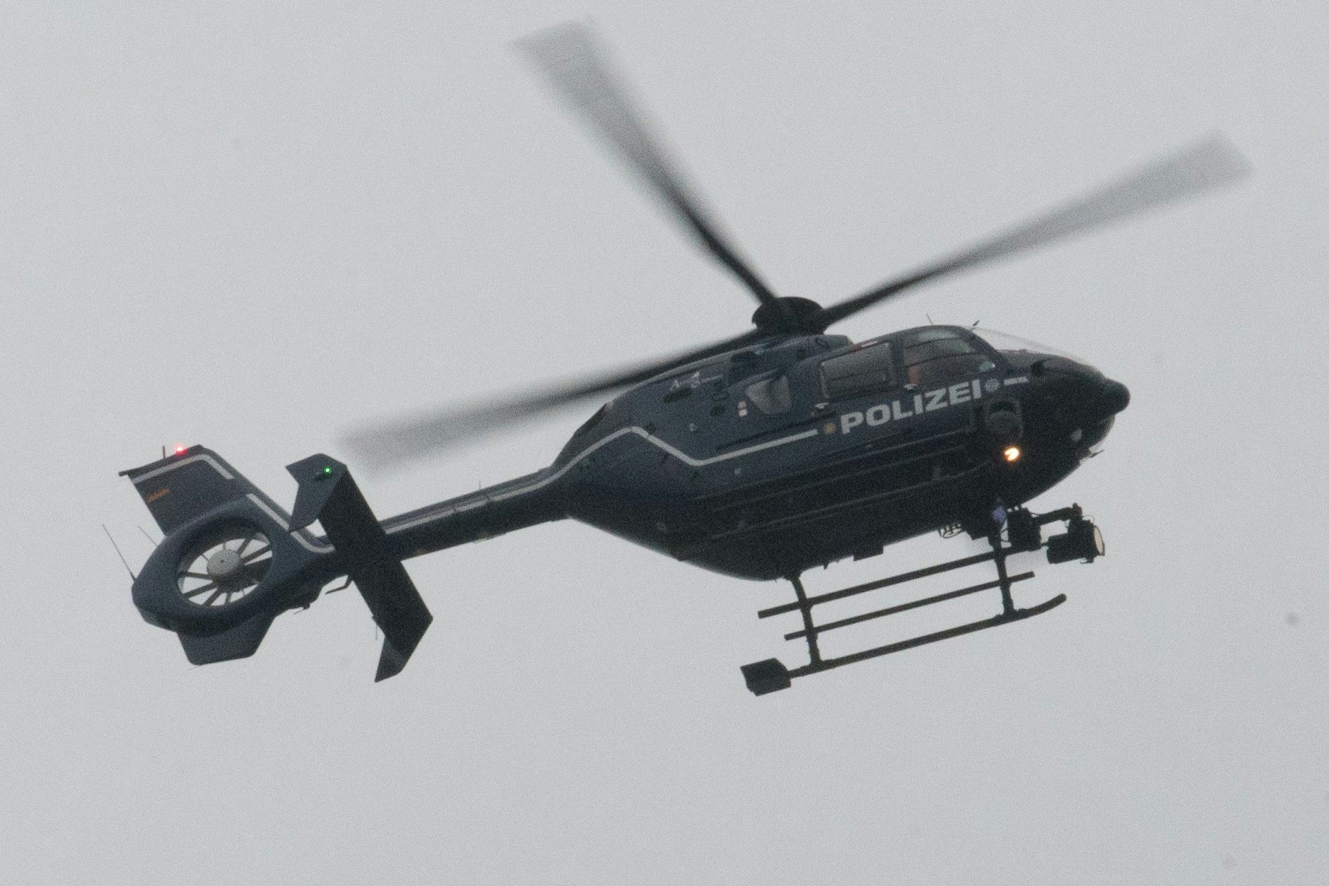 Ein Teenager hat die Crew eines Berliner Polizeihubschraubers mit einem Laser geblendet.