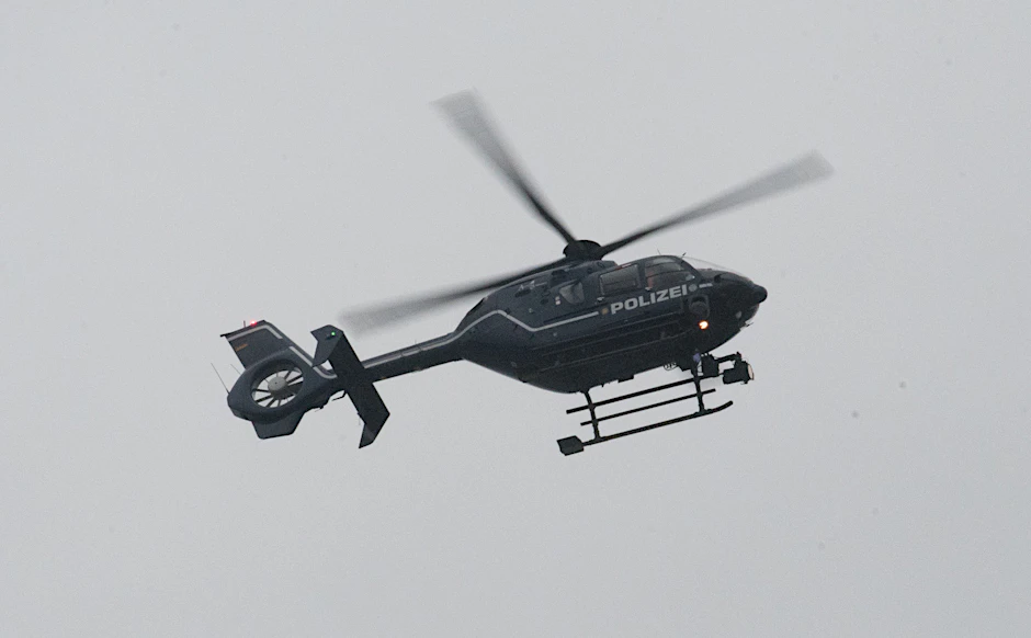 Ein Teenager hat die Crew eines Berliner Polizei-Hubschraubers mit einem Laser geblendet.