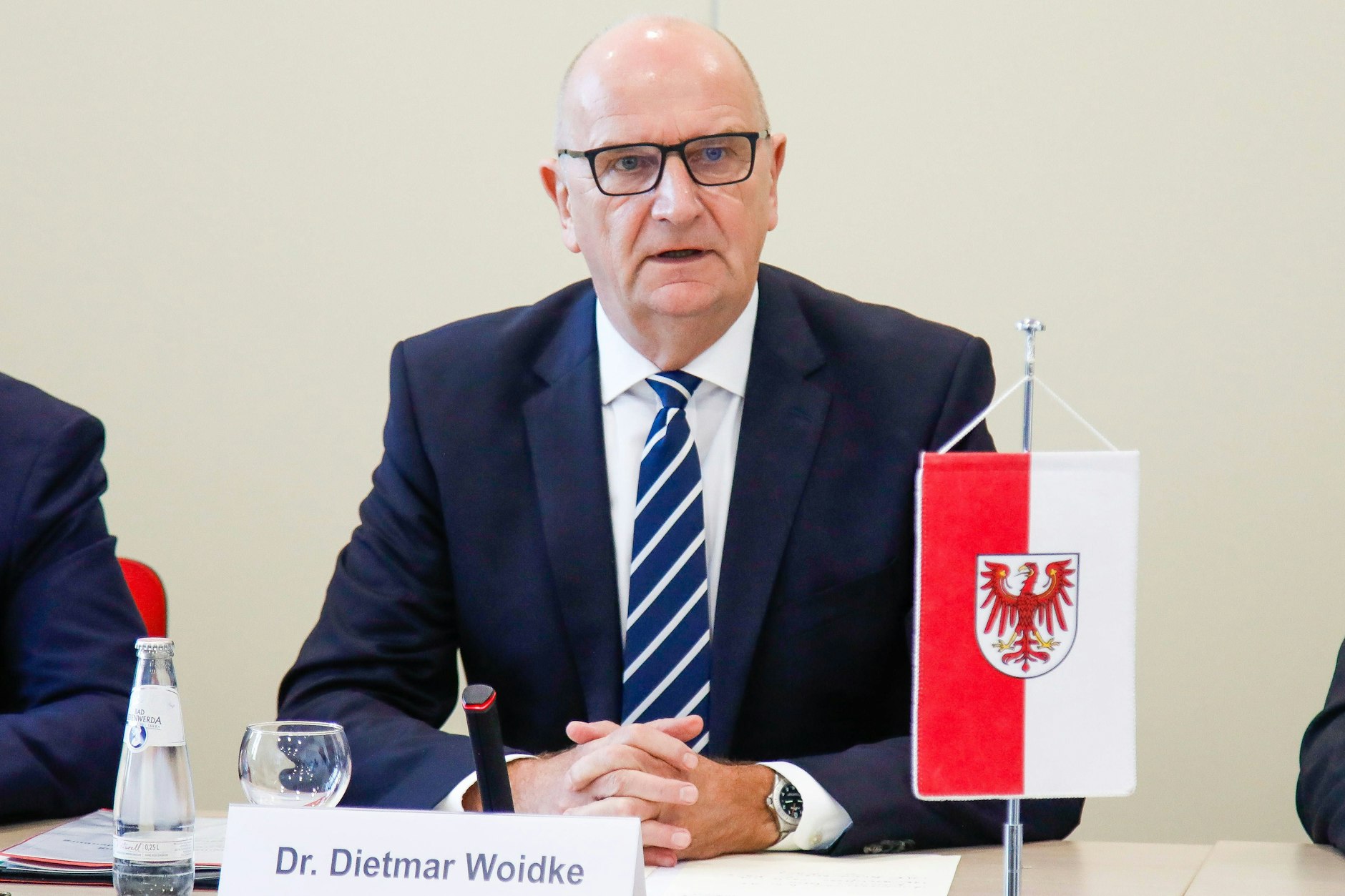 Was nun, Herr Woidke. Brandenburgs Ministerpräsident kämpft mit einer handfesten Koalitionskrise.