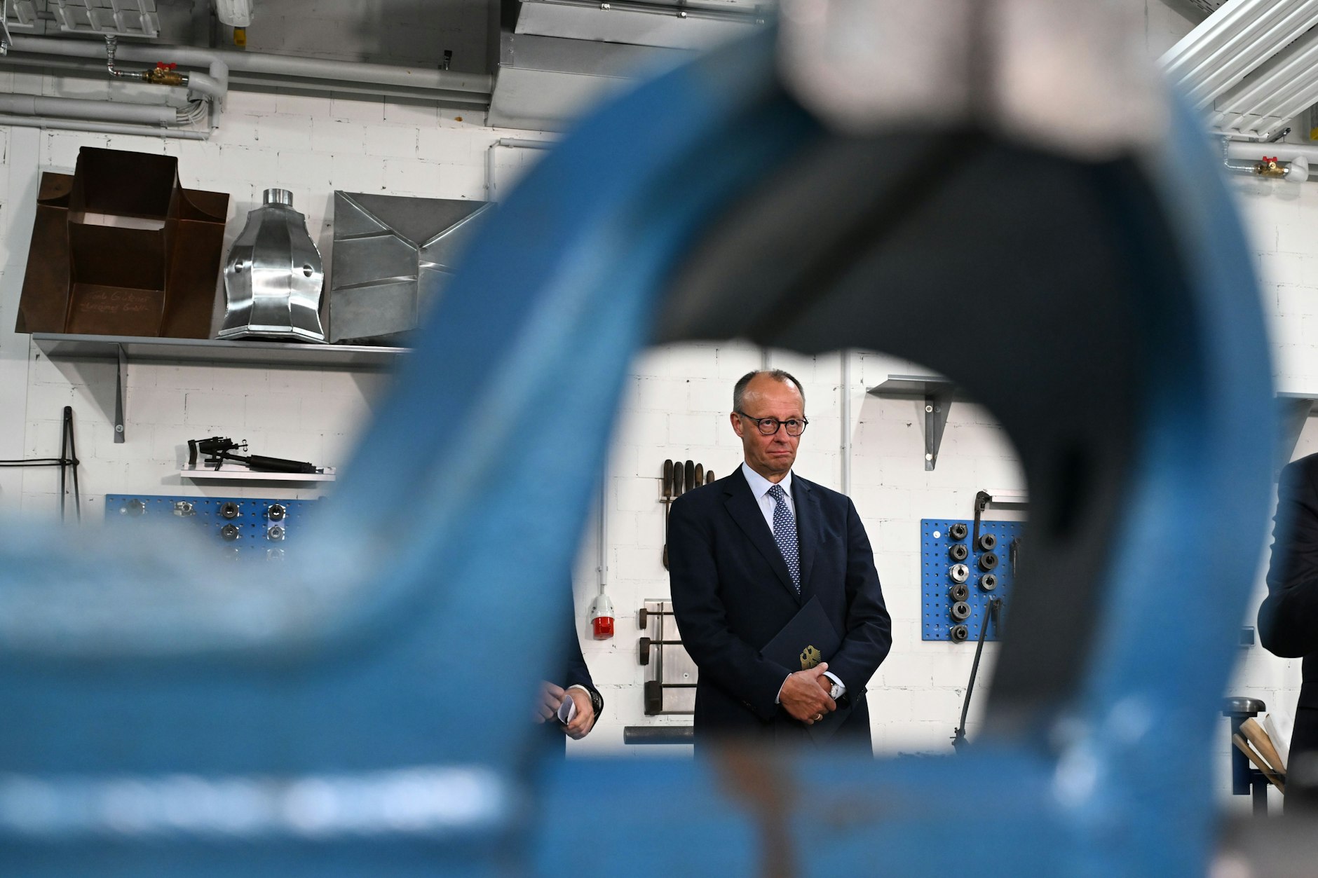 Bundeskanzler Friedrich Merz (CDU) ist am 28. Oktober im Bildungszentrum der Handwerkskammer Dresden hinter einem Schaubstock zu sehen.