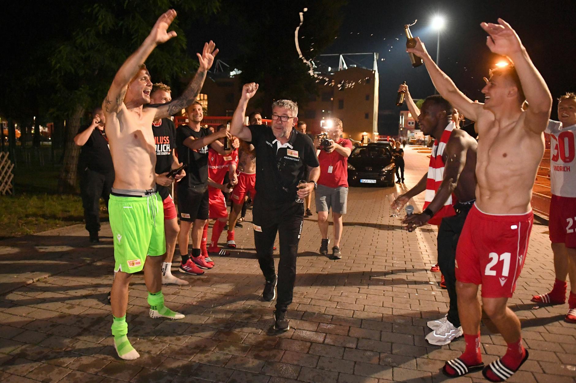 Urs Fischer und seine Spieler feierten 2020 gemeinsam den Klassenerhalt in der Bundesliga.