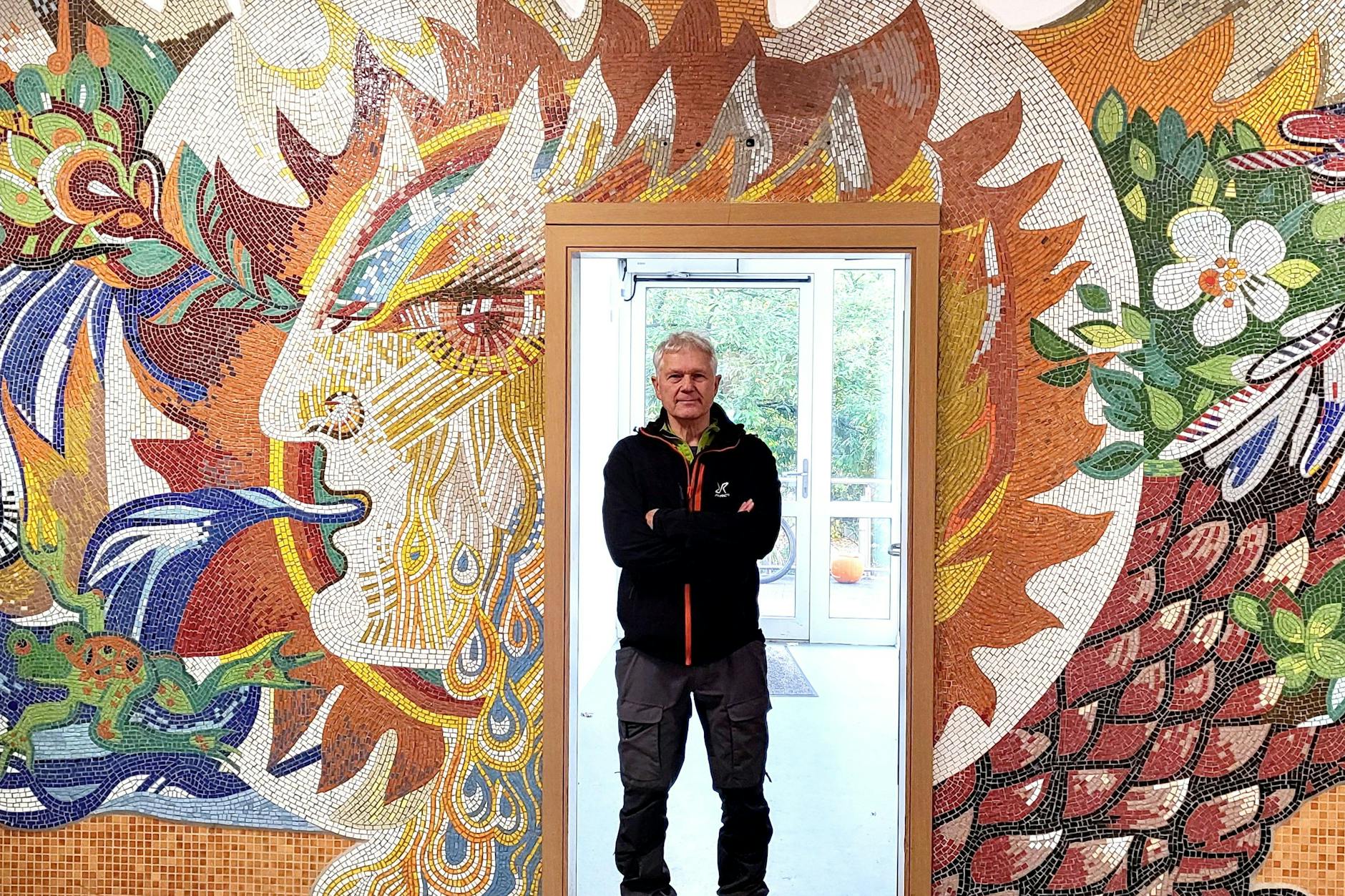 Teil des Großmosaiks in der Jugendeinrichtung „Herberge“ in Lichtenberg: Ortaud Lerch brachte die Natur an die Wände von Eingangsbereich und Treppenhaus. In der Tür: Wolfgang Jaros, Stiftung Rehabilitationszentrum Berlin-Ost.