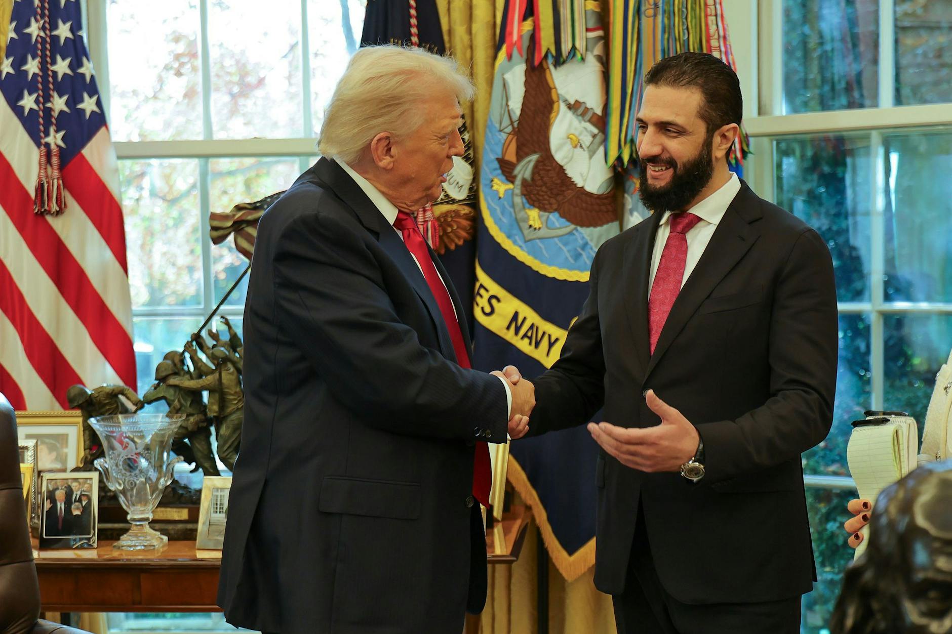 US-Präsident Donald Trump (l) schüttelt Ahmed al-Scharaa, Übergangspräsident von Syrien, im Weißen Haus in Washington die Hand.