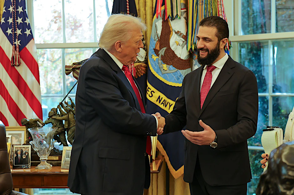 US-Präsident Donald Trump (l) schüttelt Ahmed al-Scharaa, Übergangspräsident von Syrien, im Weißen Haus in Washington die Hand. 