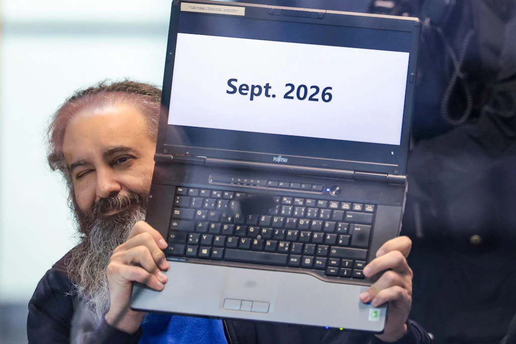 Der Angeklagte Taleb A. hielt im Prozess mehrfach sein Laptop hoch, auf dem „September 2026“ stand.