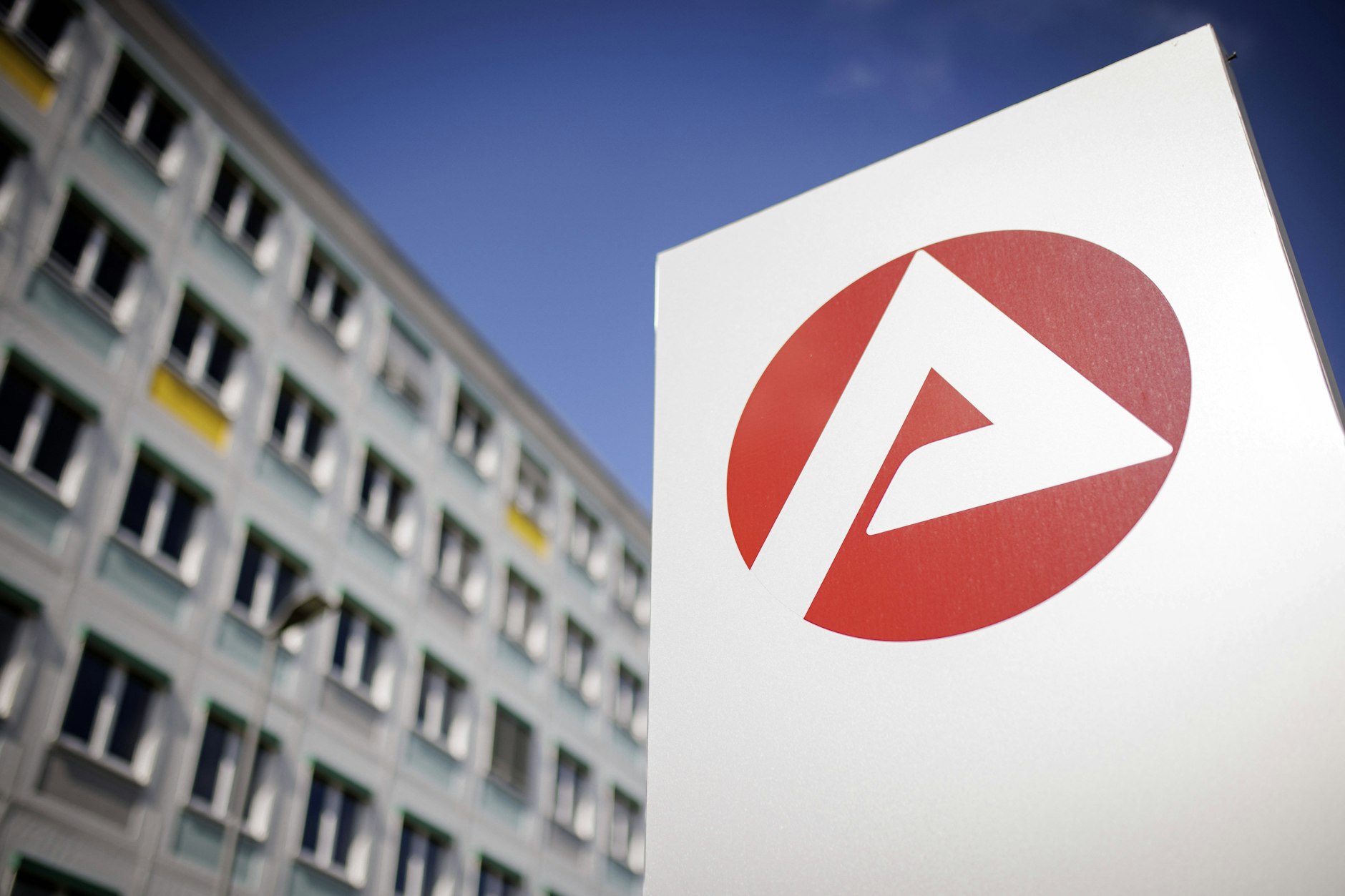 Bei steigender Arbeitslosenzahl rasen die Ausgaben der Bundesagentur für Arbeit in die Höhe.