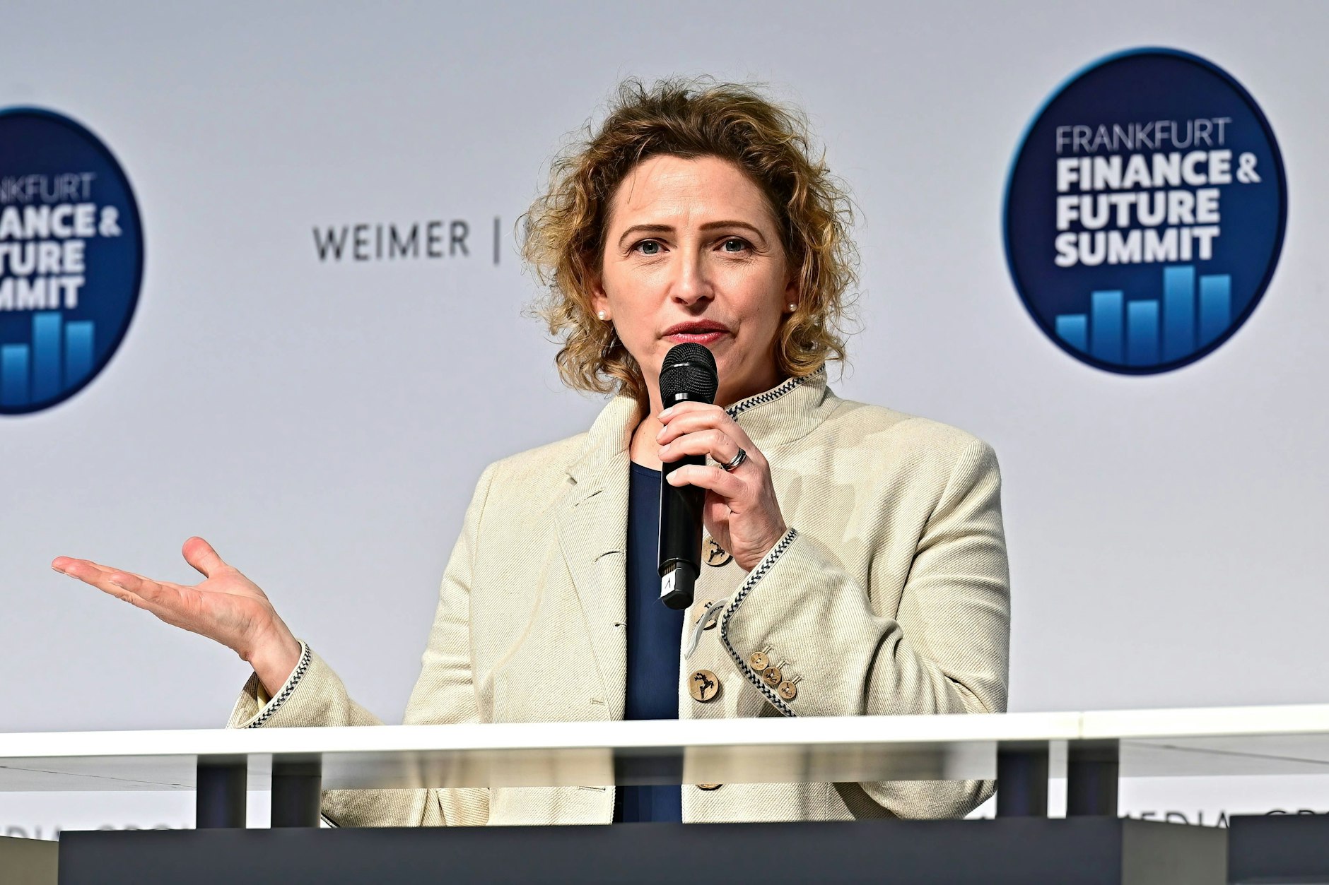 Das Wohnhaus der FDP-Politikerin Nicola Beer wurde mit Farbe beschmiert. Auch der Wagen ihres Mannes wurde schwer beschädigt – Linksradikale bekannten sich zu dem Anschlag.