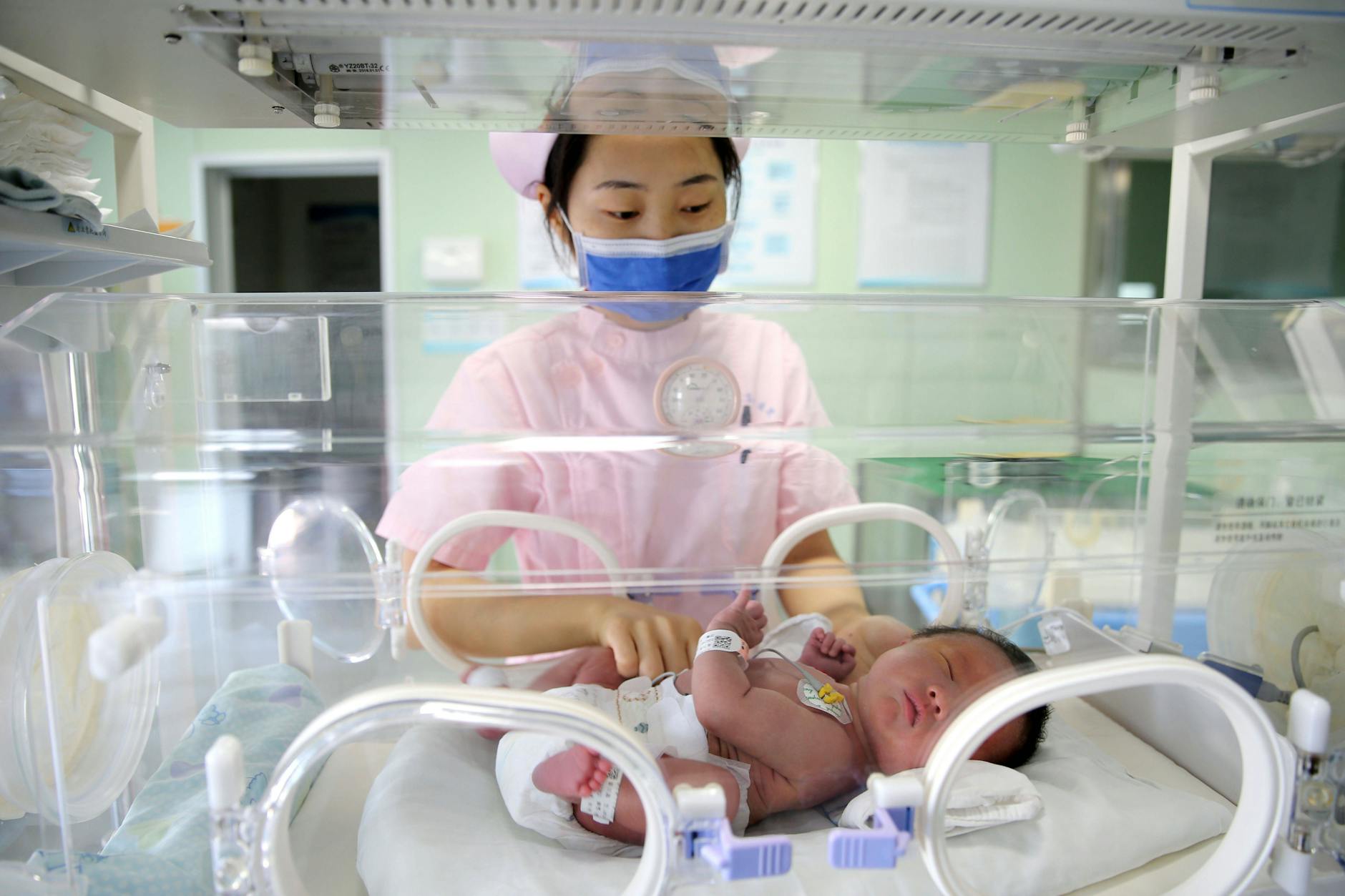 Chinas Geburtenrate ist mit rund 1,0 Kindern pro Frau auf ein Rekordtief gefallen – weit unter den 2,1, die nötig wären, um die Bevölkerungszahl stabil zu halten.