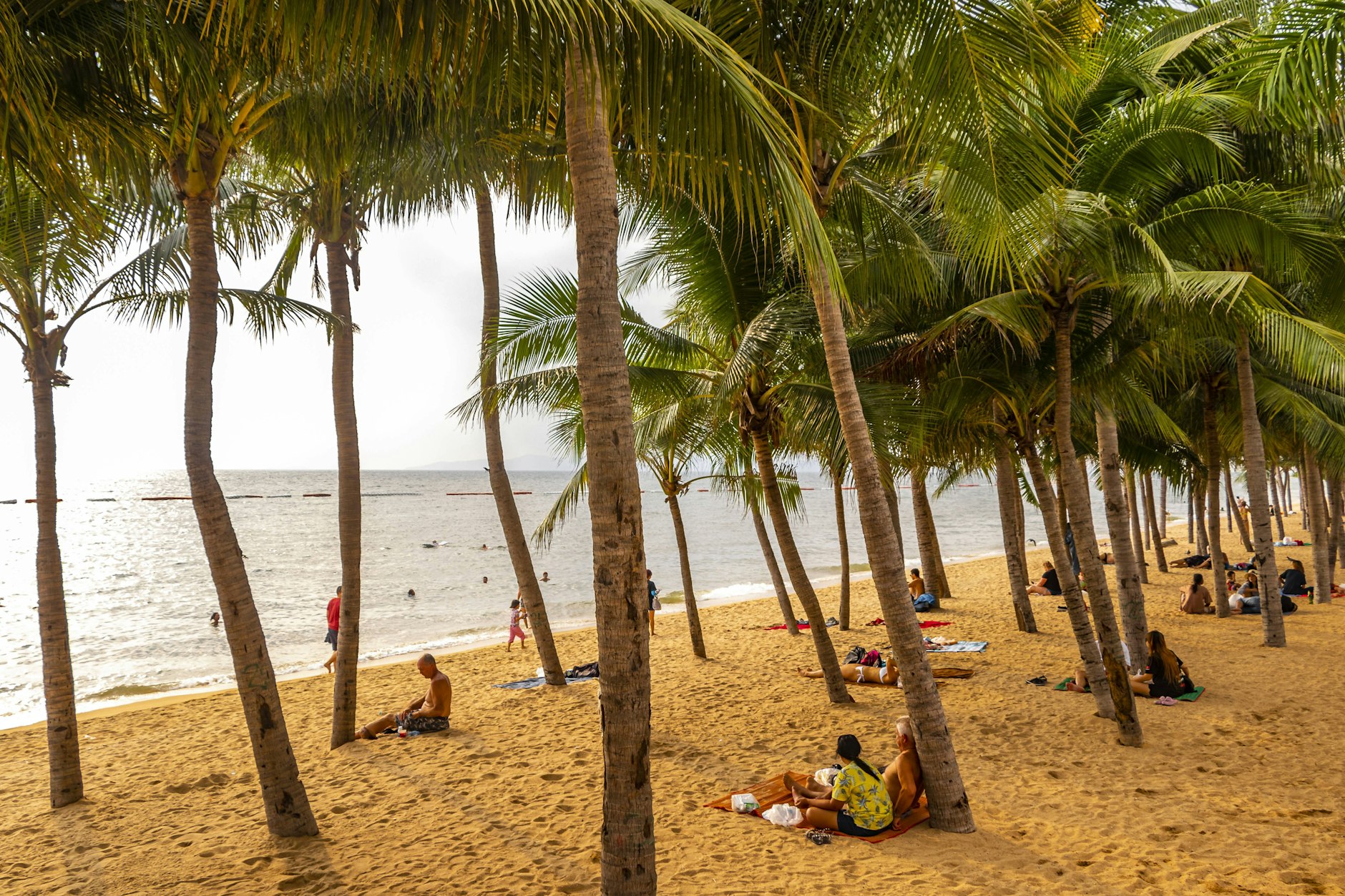 Menschen am Strand in Thailand