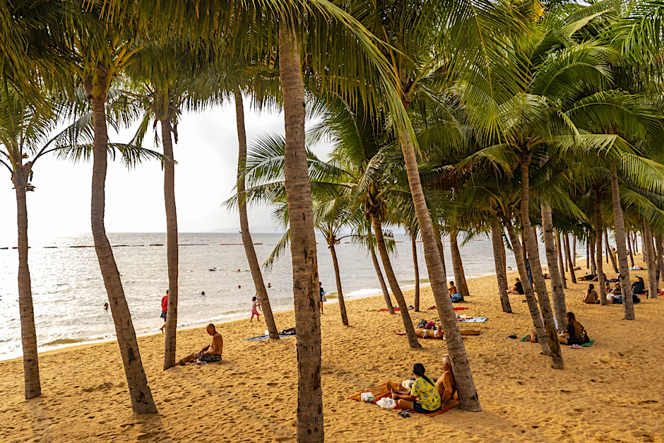 Menschen am Strand in Thailand