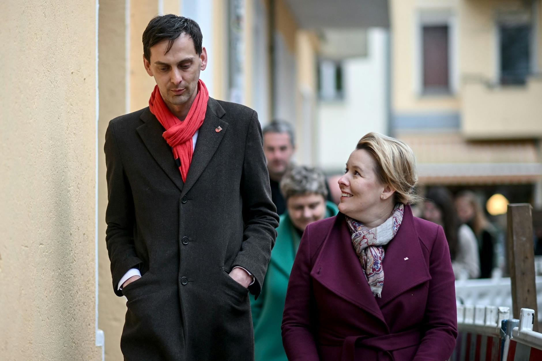 Martin Hikel (l), Bezirksbürgermeister von Neukölln, und Franziska Giffey (SPD) – gleich zwei Schwergewichte stehen in der SPD nicht mehr zur Wahl.