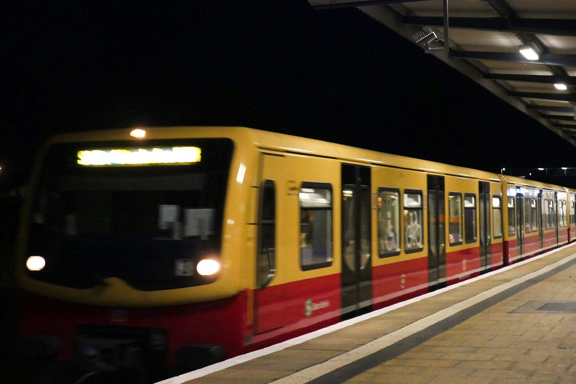 Eine S-Bahn unterwegs in Berlin.