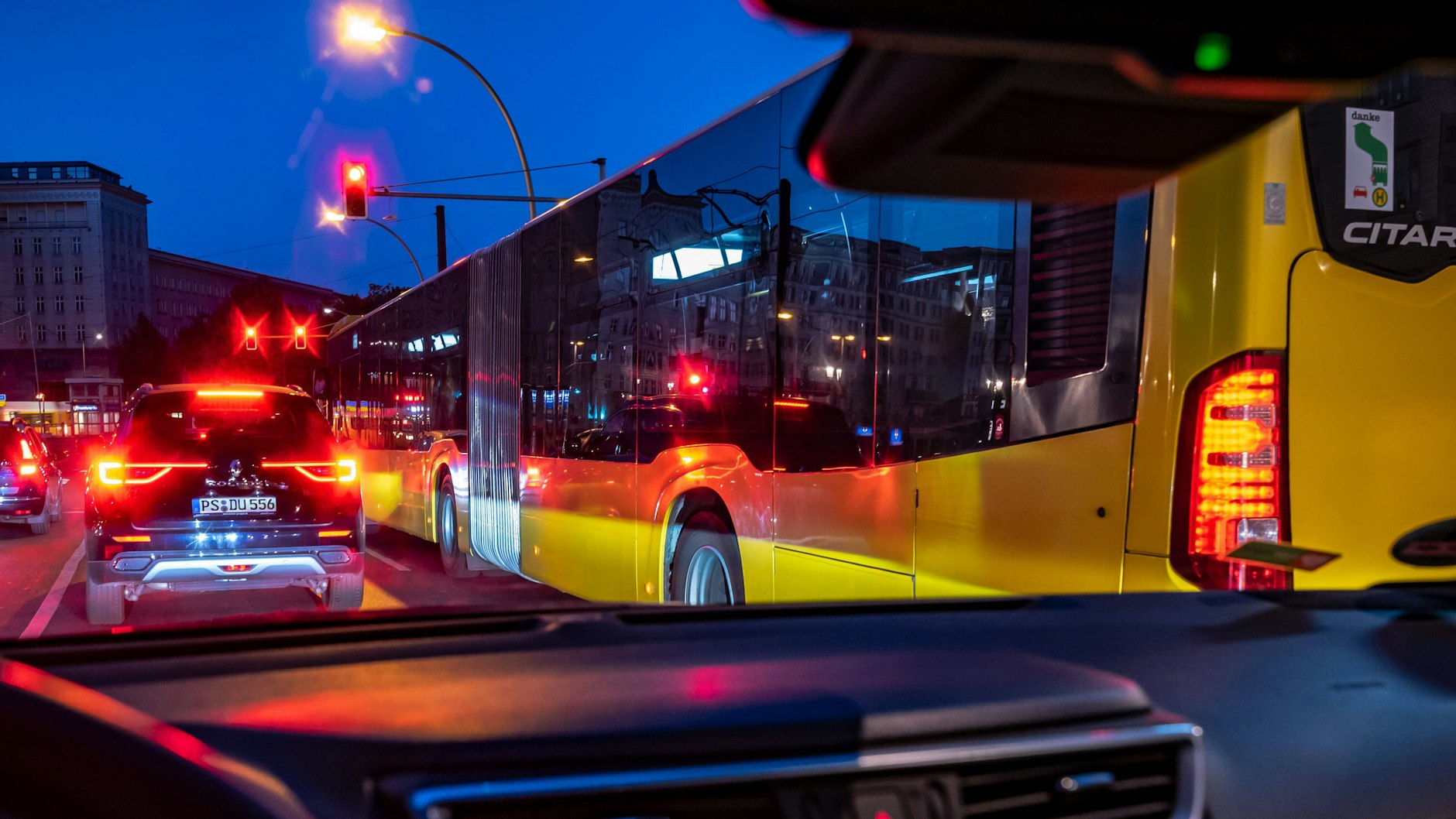 BVG-Bus im Stau: Das Durchschnittstempo der Fahrzeuge stagniert bei 17,9 Kilometern pro Stunde.