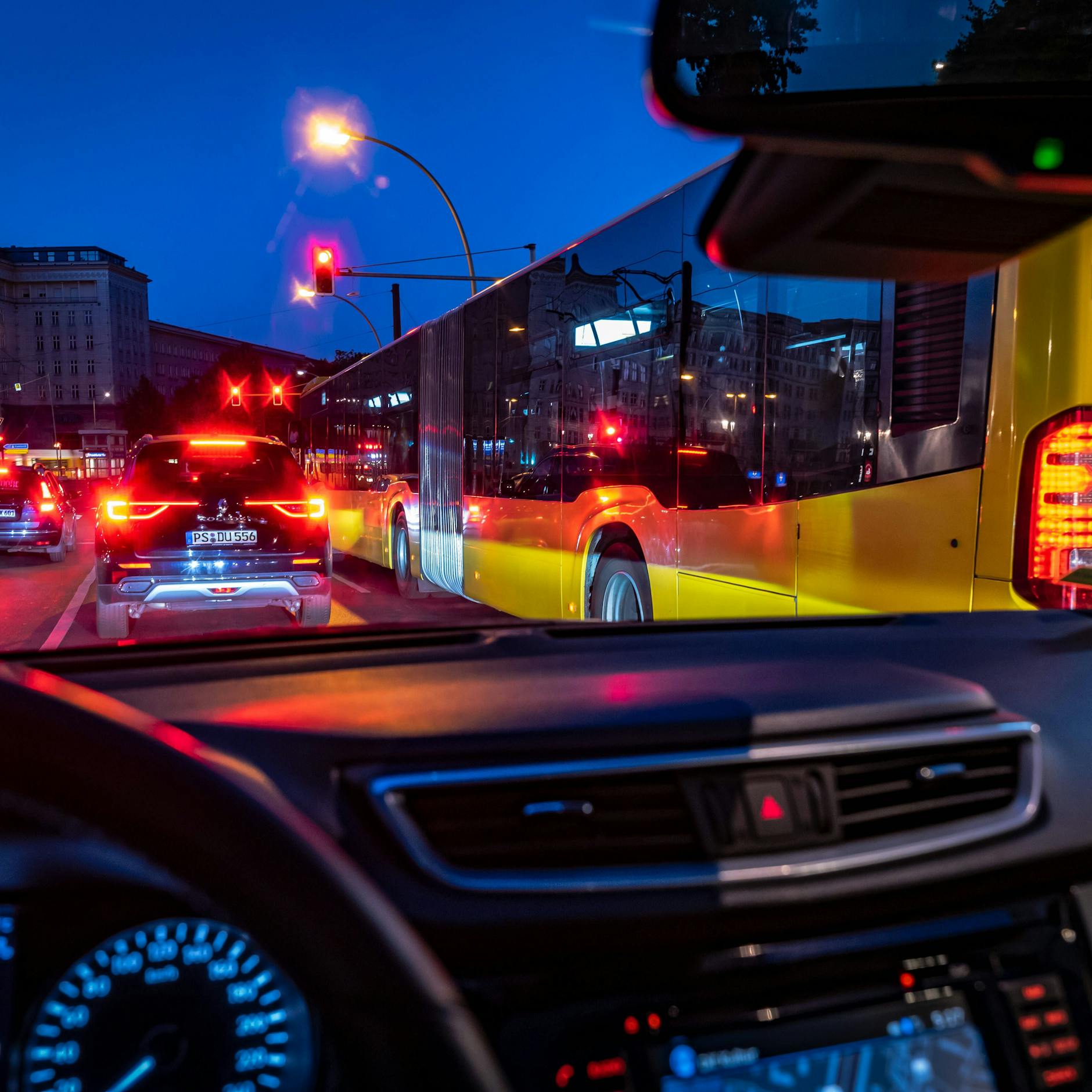 Image - Baustellen, Demos, kaputte Ampeln: Warum die Busse der BVG in Berlin so oft im Stau stehen