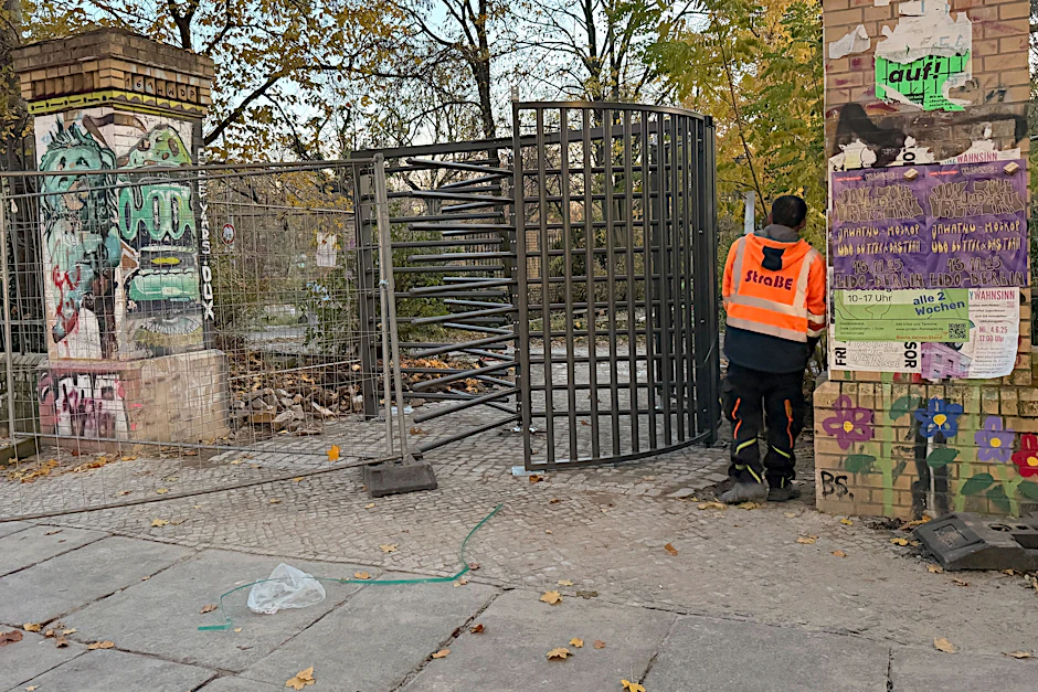 Ein neu eingebautes Eingangstor am Görlitzer Park in Berlin-Kreuzberg.