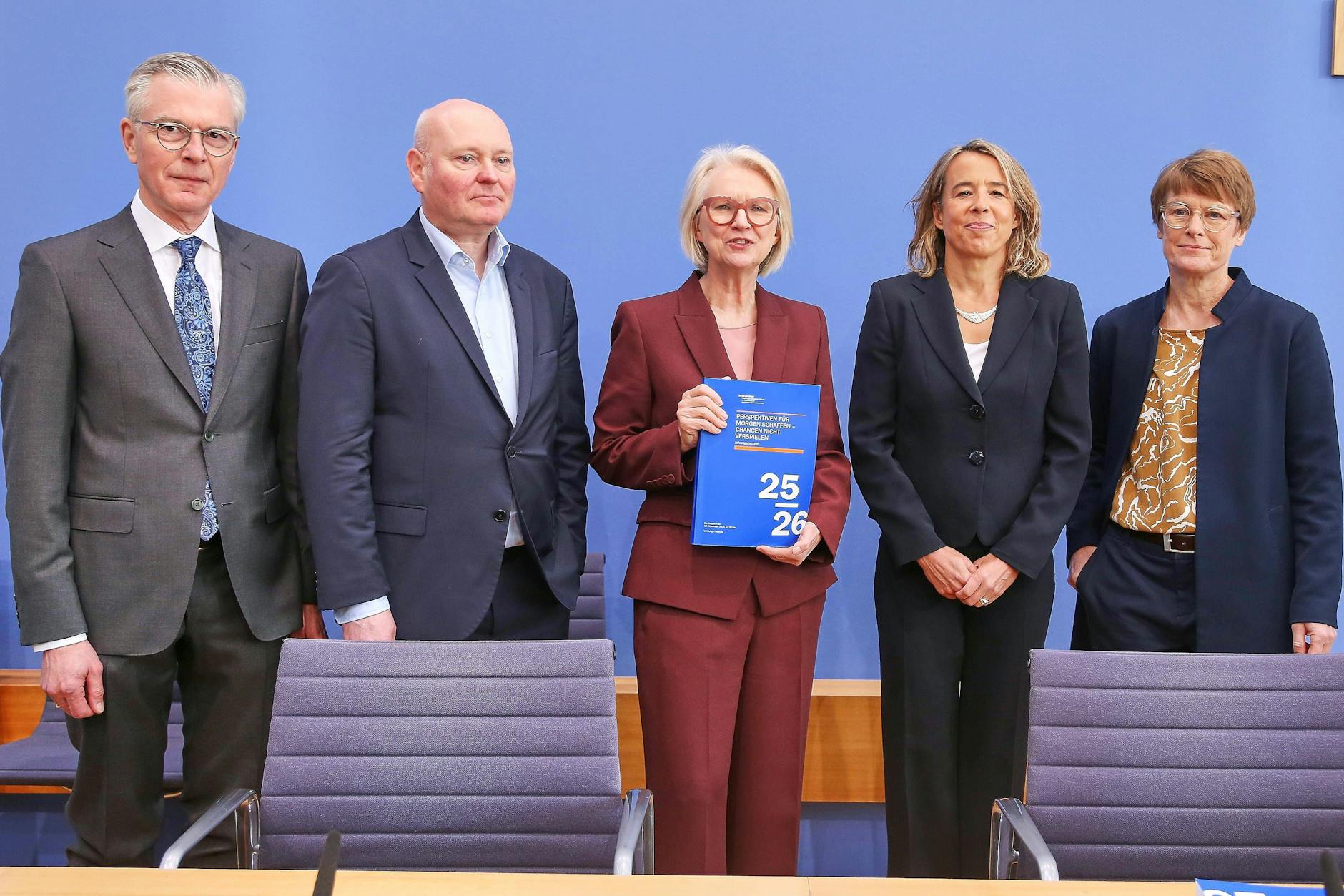 Berlin, Deutschland, 12.11.2025: Vorstellung des Jahresgutachtens 2025/26 - Sachverständigenrat zur Begutachtung der gesamtwirtschaftlichen Entwicklung: L-R: Martin Werding, Achim Truger, Monika Schnitzer, Ulrike Malmendier, Veronika Grimm