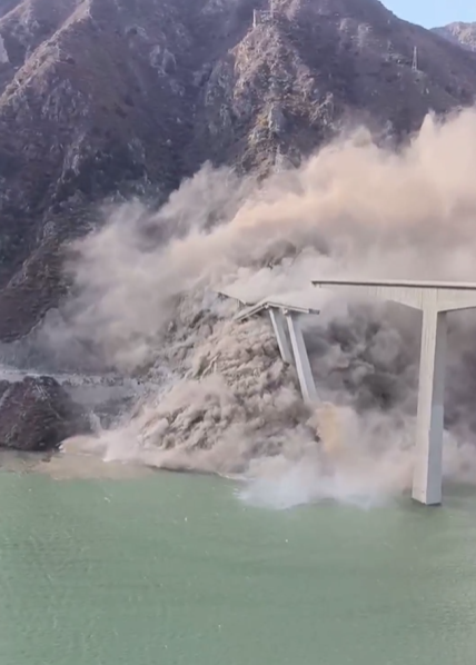 Nach nur zehn Monaten! Neue Autobahnbrücke in China eingestürzt