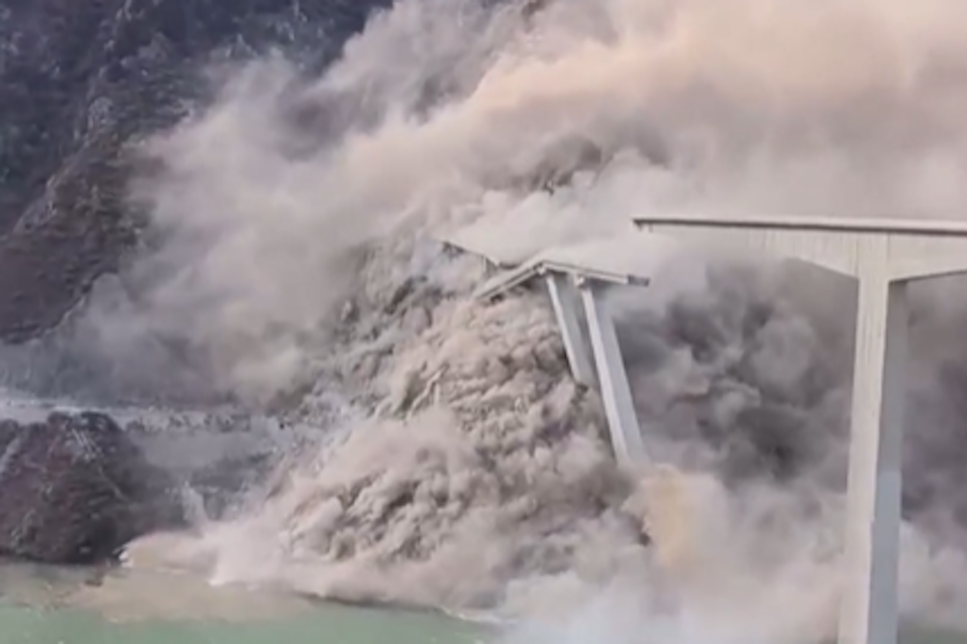 Der Einsturz einer Autobahn-Brücke in China. Sie war erst Anfang des Jahres fertiggestellt worden.