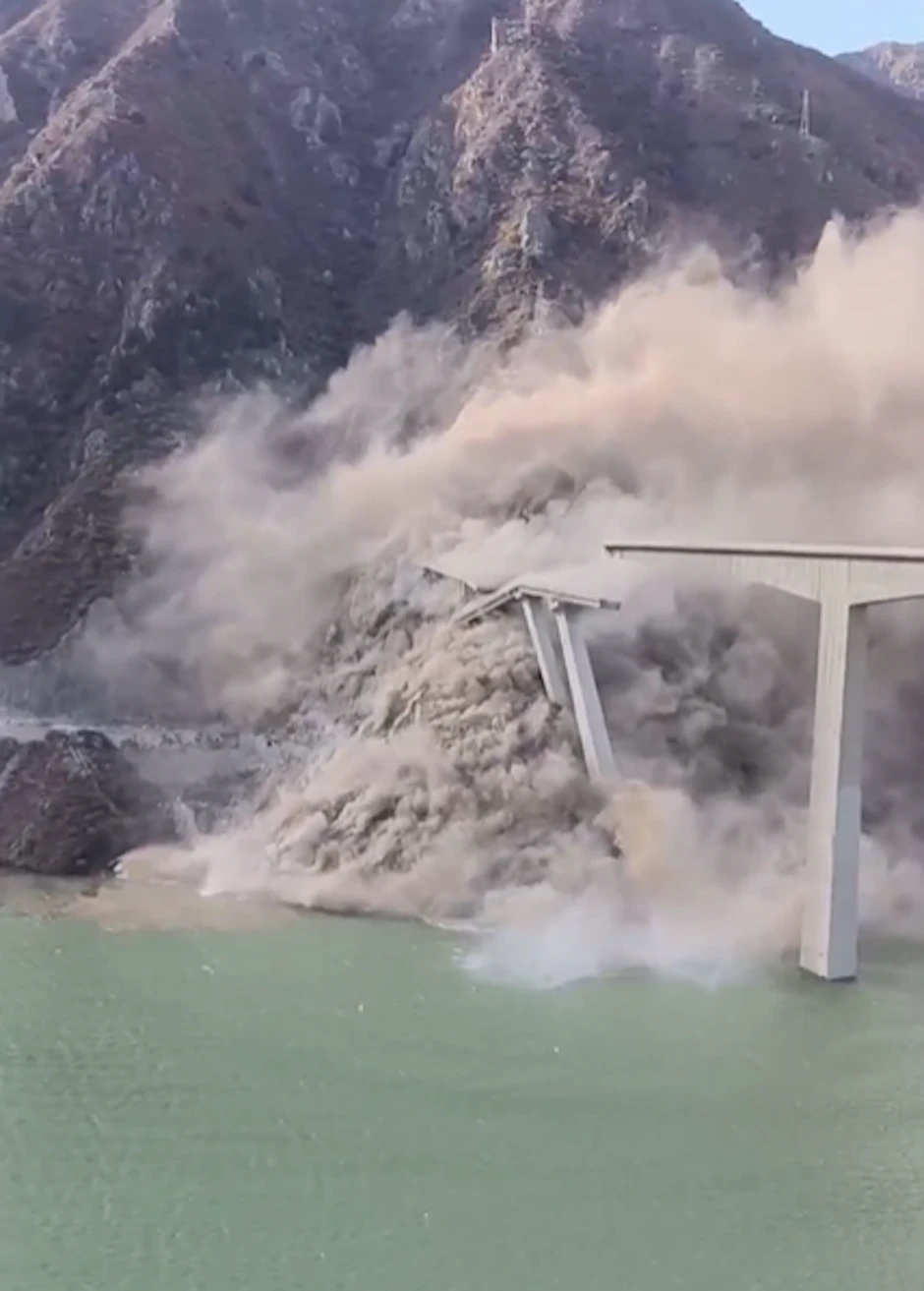 Der Einsturz einer Autobahn-Brücke in China. Sie war erst Anfang des Jahres fertiggestellt worden.