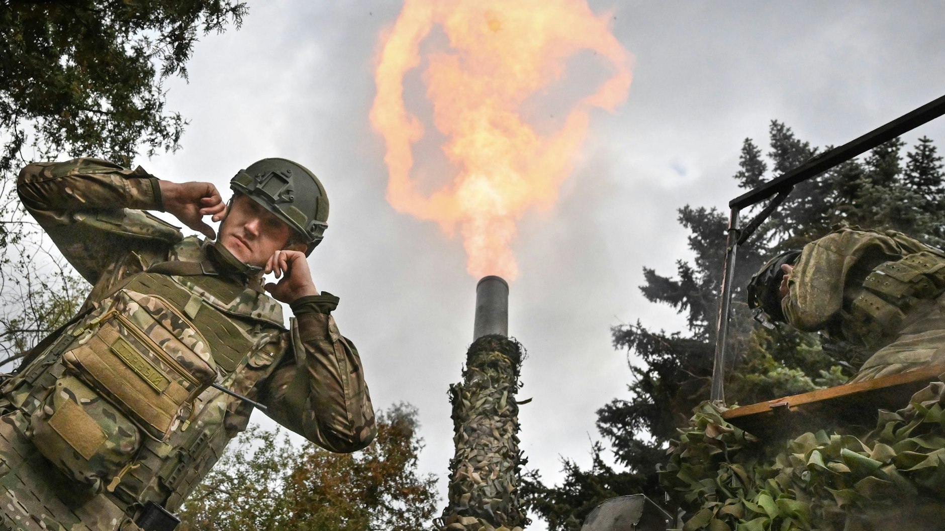 Russische Soldaten feuern eine Granate auf ukrainische Stellungen nahe Pokrowsk.