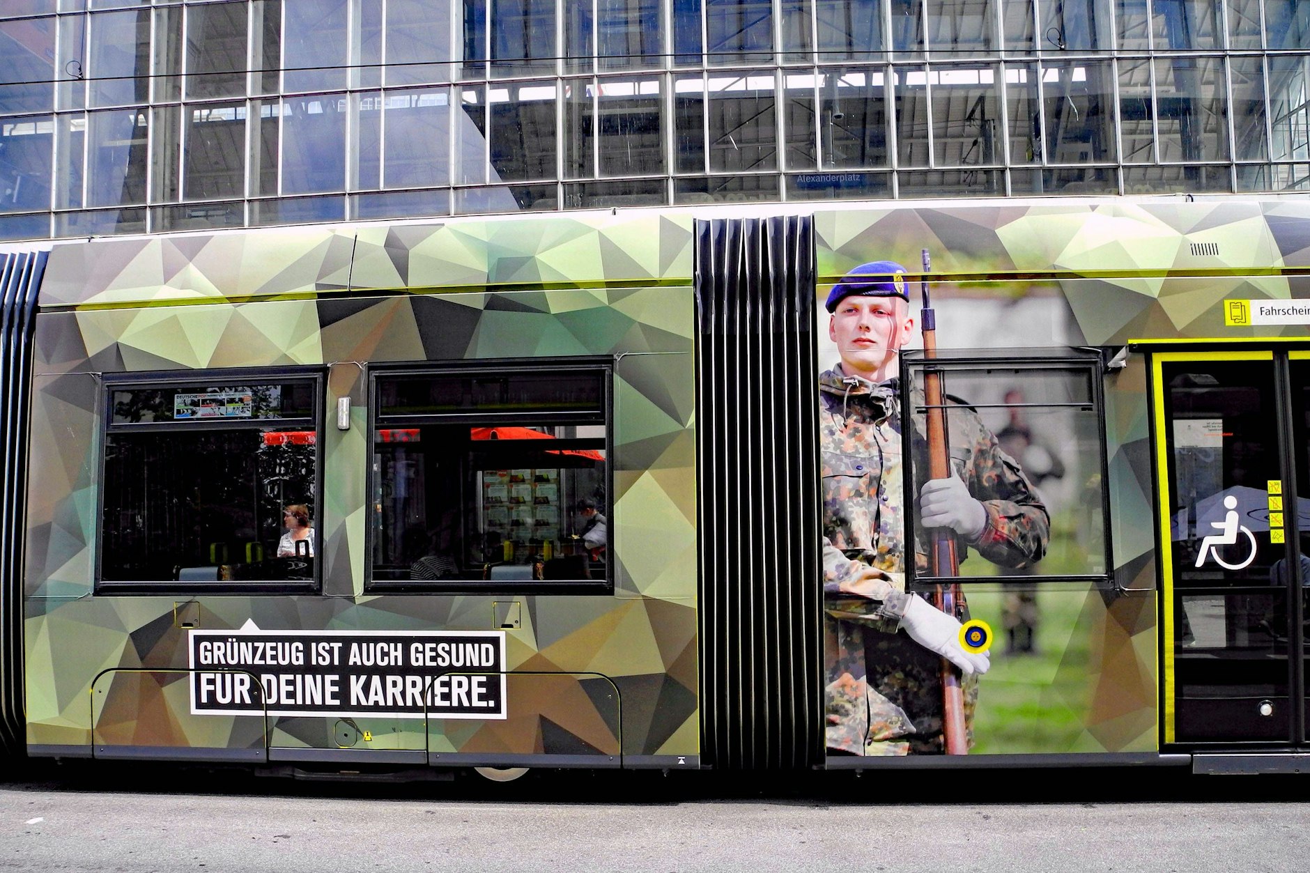 Schüler wegen Bundeswehr-Kritik vor Gericht: „Meinungsfreiheit endet, wo sie Aufrüstung widerspricht“