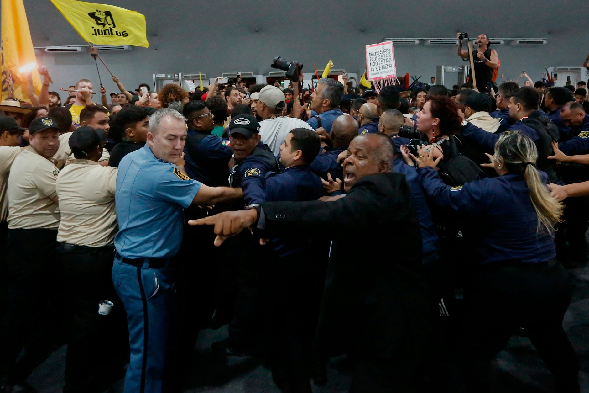 Sicherheitskräfte und Demonstranten gerieten am Dienstag aneinander.