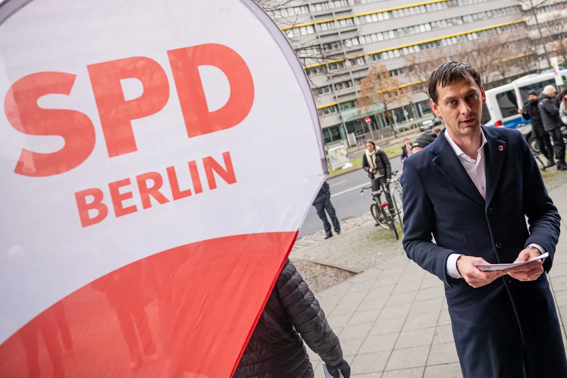 Weil er zu wenig Rückendeckung in der eigenen Partei verspürte, hört Martin Hikel als Bürgermeister auf. Offen, wie es beruflich mit ihm weitergeht.