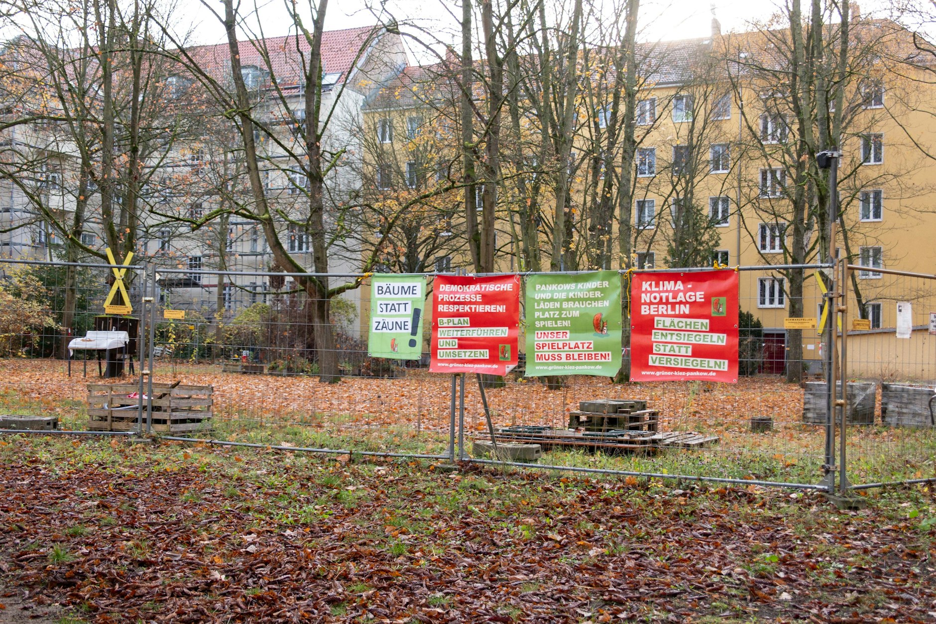 Seit zwei Jahren sind die Innenhöfe im Pankower Grünen Kiez abgesperrt. Hier will die Gesobau loslegen.