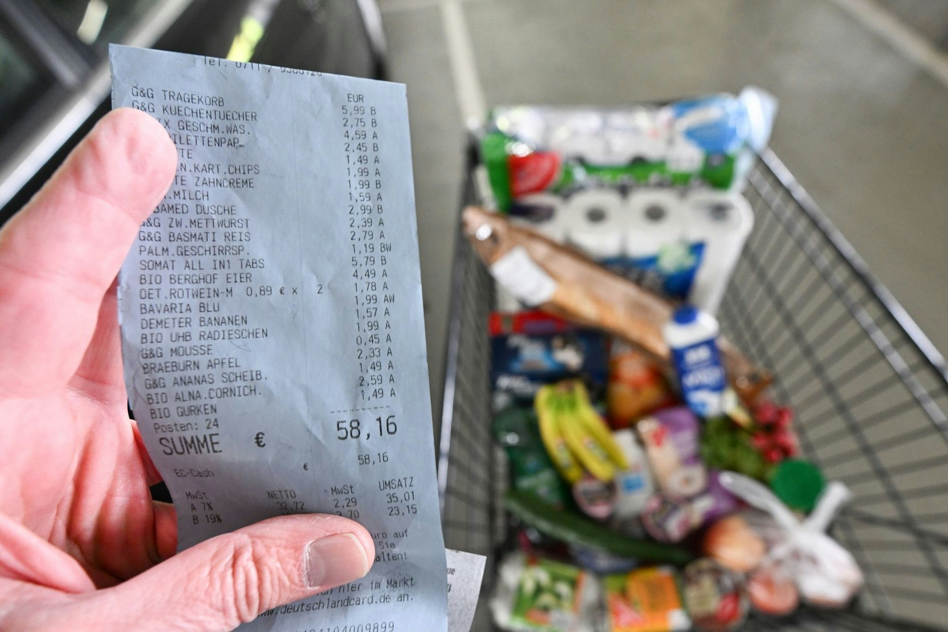 Ein Verbraucher hält nach einem Einkauf in einem Supermarkt einen Kassenzettel in der Hand. Das Statistische Bundesamt gibt die Inflationsrate für den Oktober 2025 bekannt.