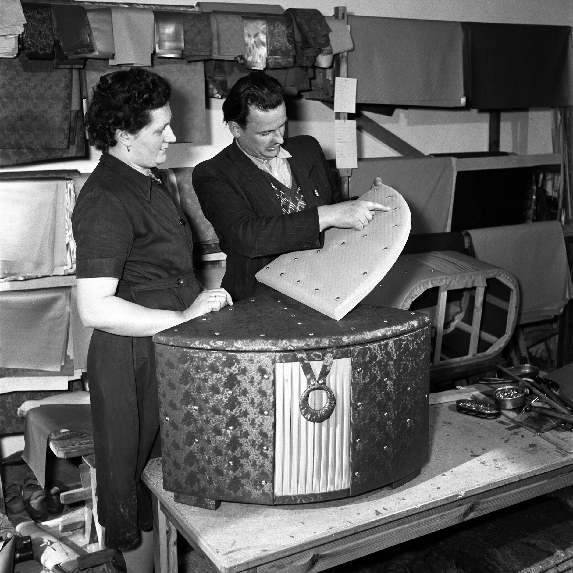 Mitarbeiter einer Produktionsgenossenschaft des Handwerks in Niederndodeleben bei der Herstellung einer Wäschetruhe, 1957