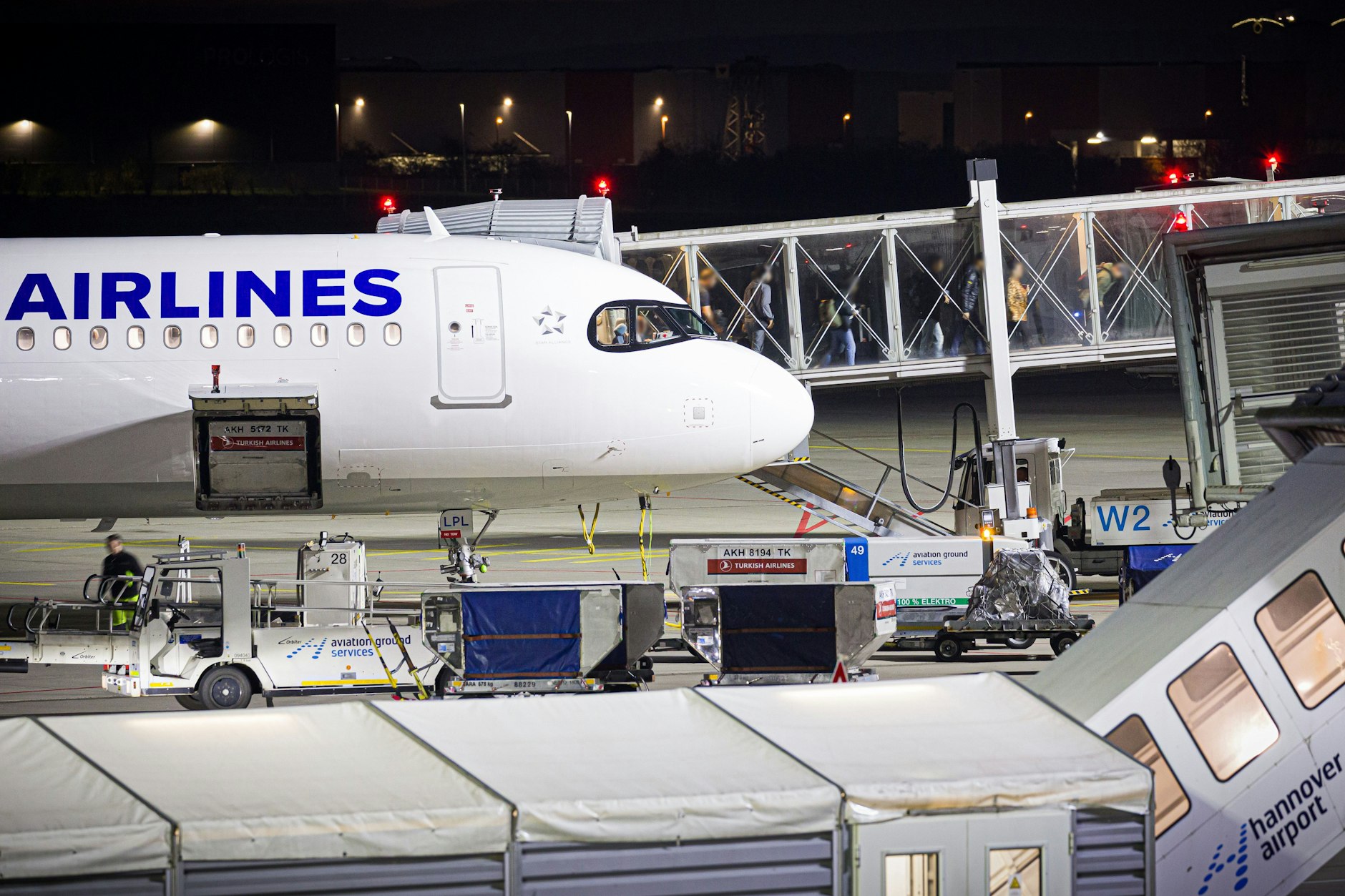 Menschen verlassen ein Flugzeug von Turkish Airlines auf dem Flughafen Hannover-Langenhagen. Afghanen mit Aufnahmezusage sollen mit dem Linienflug in Hannover ankommen sein.