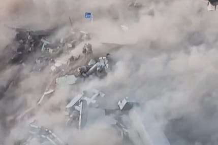 Aufnahme aus einem Video, das das chinesisches Staatsfernsehen CCTV von dem Einbruch der Hongqi-Brücke zeigt.