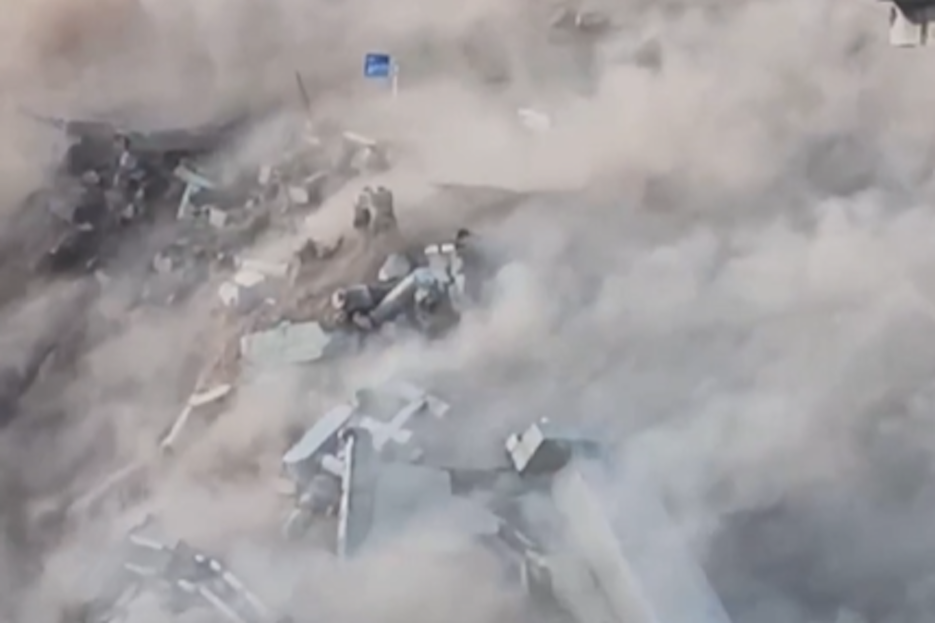 Aufnahme aus einem Video, das das chinesisches Staatsfernsehen CCTV von dem Einbruch der Hongqi-Brücke zeigt.