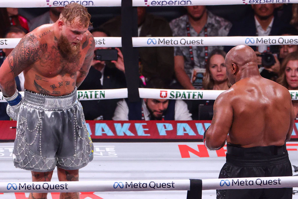 Netflix ist in den USA, wie hier beim Show-Boxkampf zwischen Mike Tyson und Jake Paul (l.), bereits im Sport präsent und will nun auch im Fußball in Europa einsteigen.