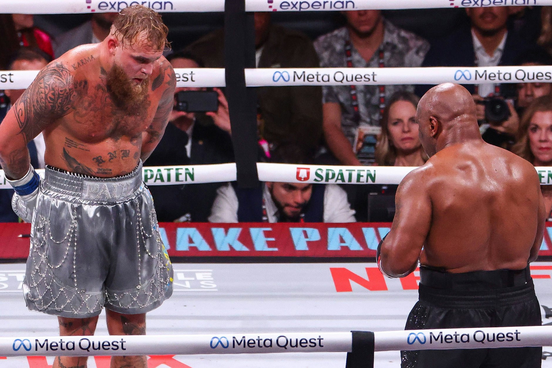 Netflix ist in den USA, wie hier beim Show-Boxkampf zwischen Mike Tyson und Jake Paul (l.), bereits im Sport präsent und will nun auch im Fußball in Europa einsteigen.