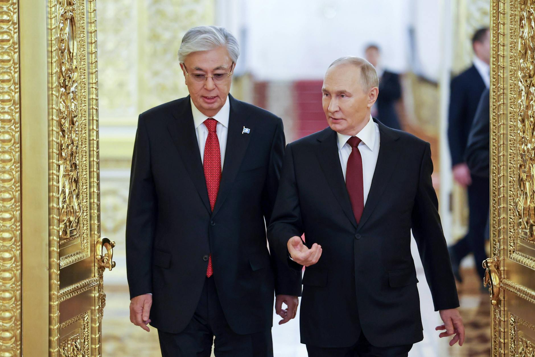 Kremlchef Wladimir Putin (r.) und Kasachstans Staatsoberhaupt Kassym-Schomart Tokajew in Moskau