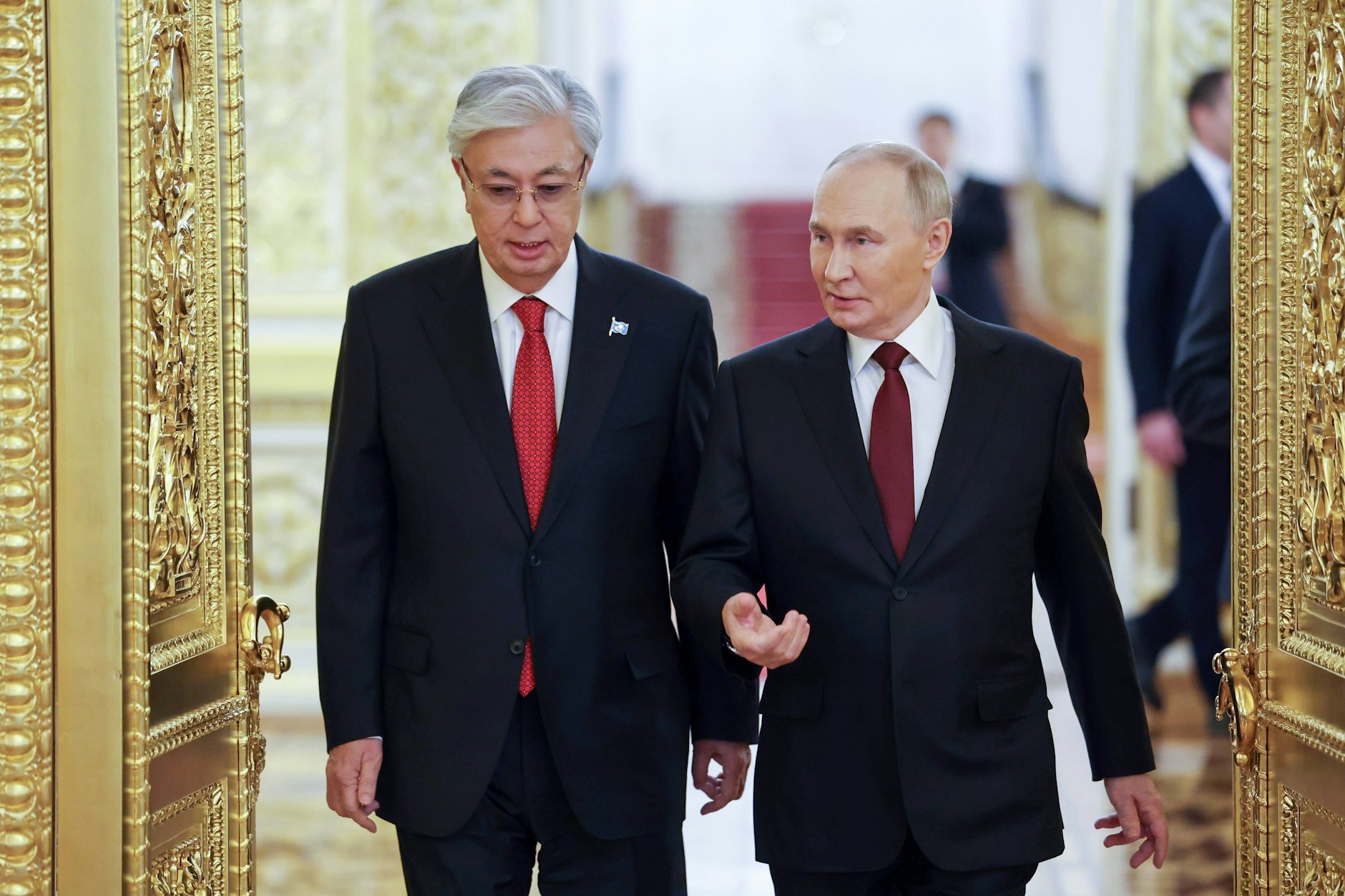 Kremlchef Wladimir Putin (r.) und Kasachstans Staatsoberhaupt Kassym-Schomart Tokajew in Moskau