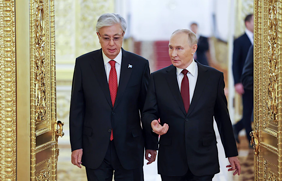 Kremlchef Wladimir Putin (r.) und Kasachstans Staatsoberhaupt Kassym-Schomart Tokajew in Moskau