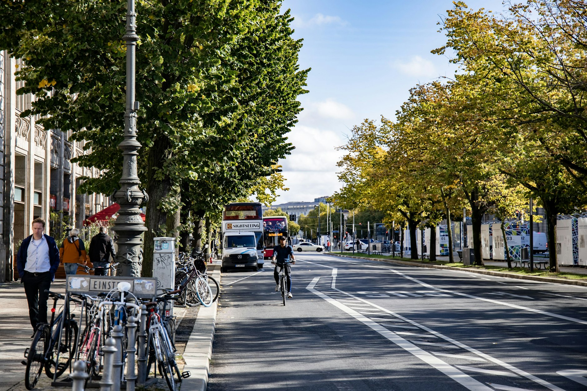 Vier Baumreihen säumen die Straße Unter den Linden. Doch in manchen Bereichen sieht die Allee lückenhaft aus. Jetzt hat der Senat seine Pläne aktualisiert.