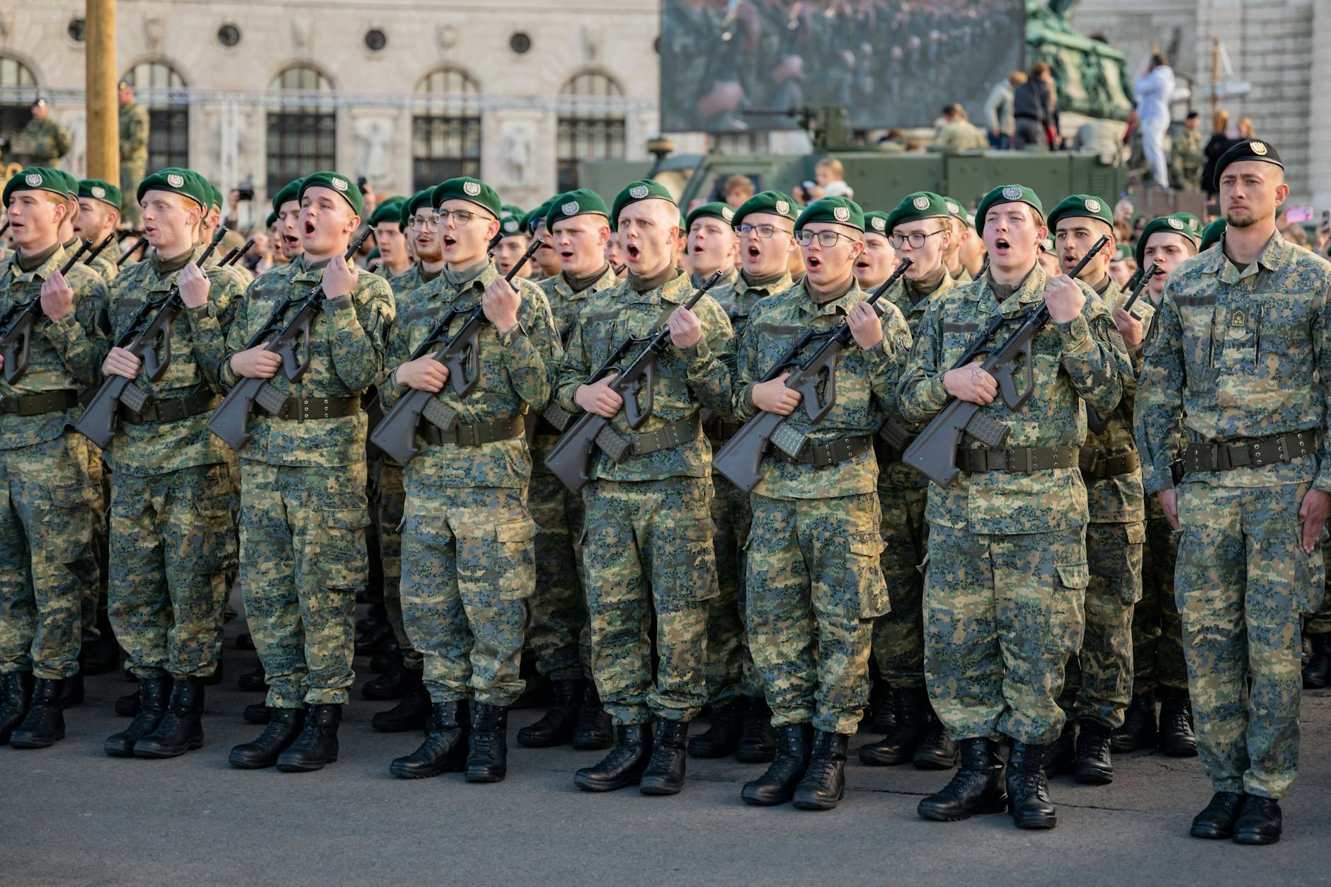 Rekruten während der Angelobung anlässlich der offiziellen Feierlichkeiten am Nationalfeiertag am Wiener Heldenplatz.